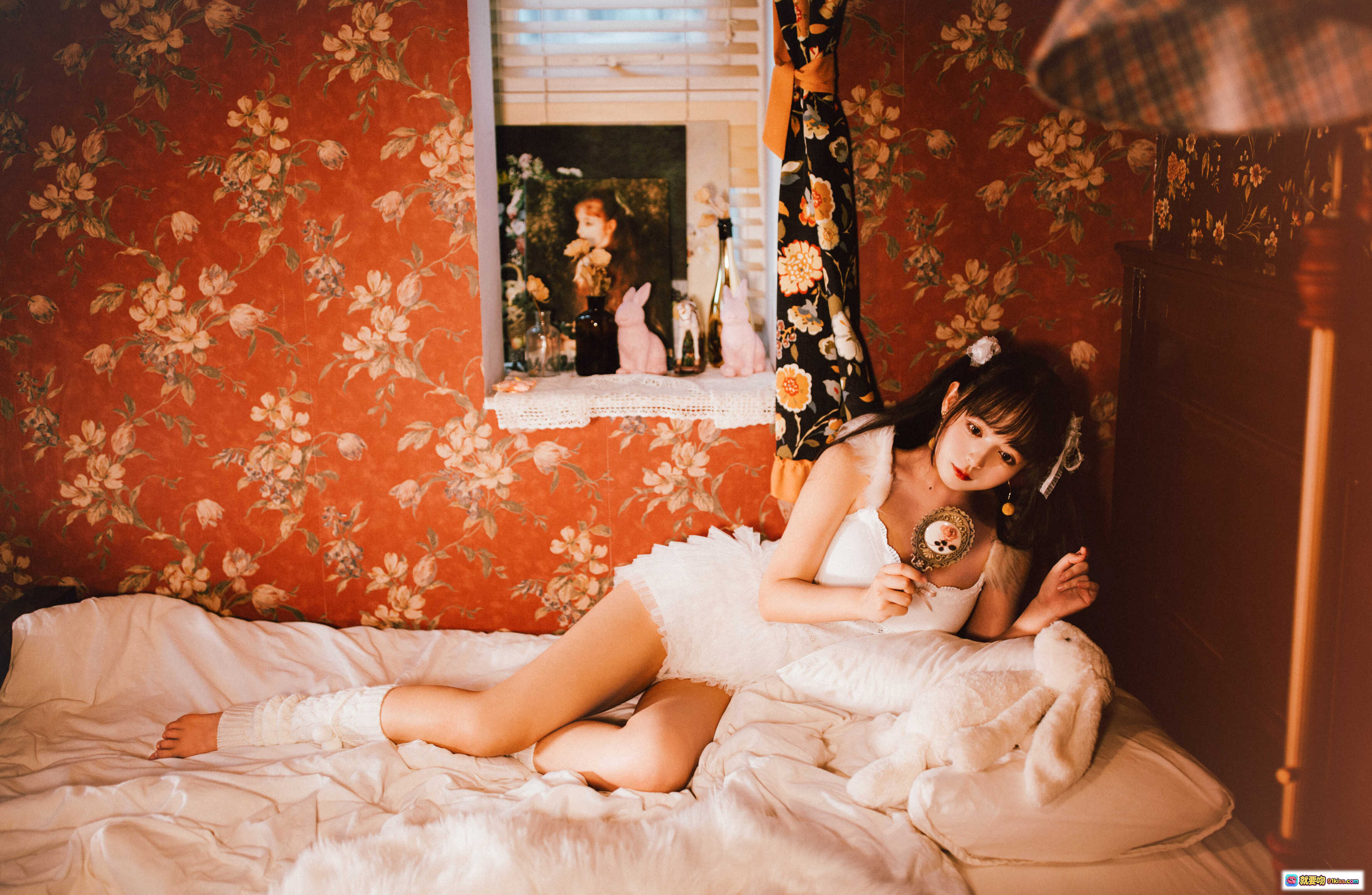 图片[9] - 黑猫猫OvO NO.024 白色双马尾少女写真 甜美蕾丝短裙 毛绒地毯居家风 19P高清图集 - 就要吻