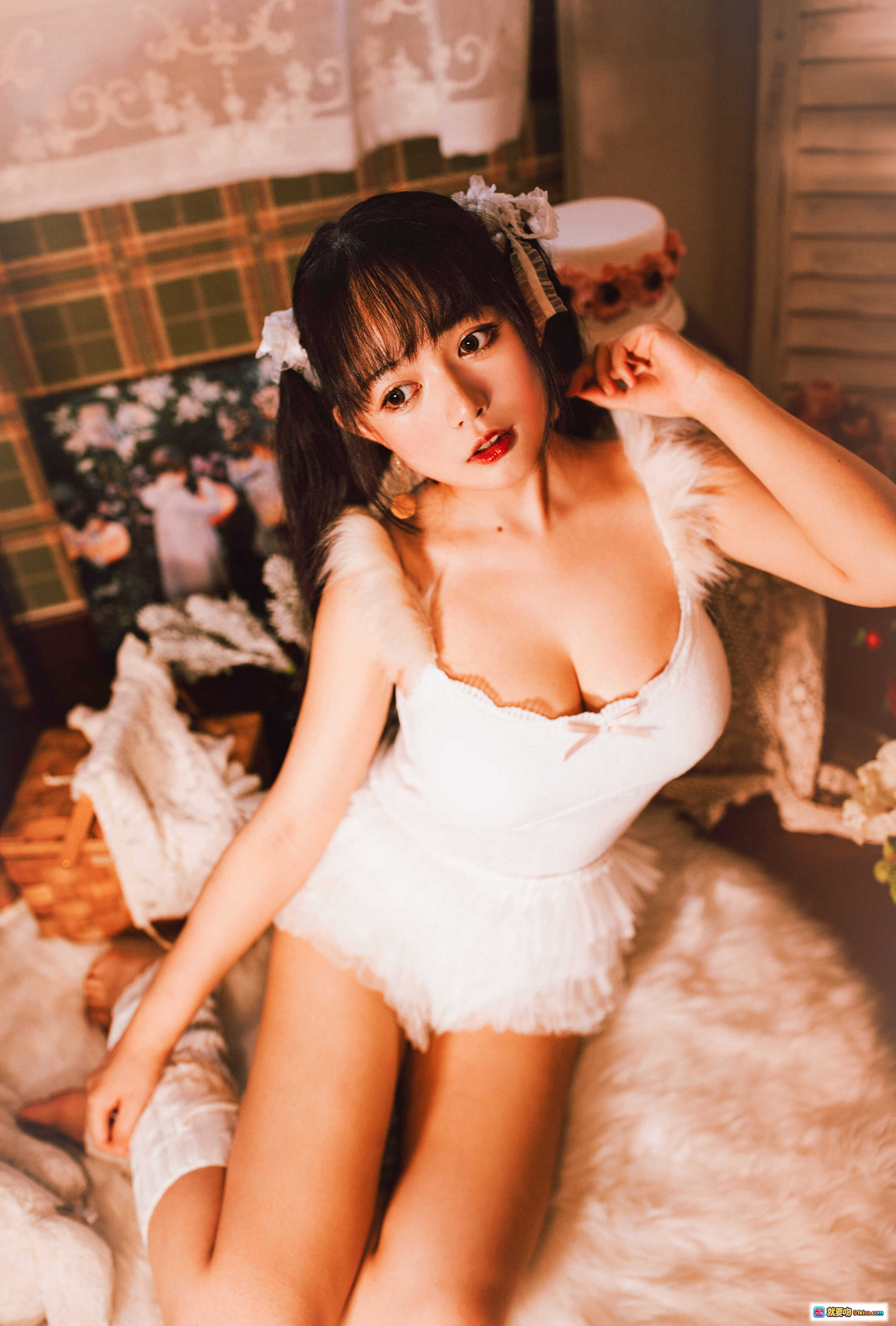 图片[5] - 黑猫猫OvO NO.024 白色双马尾少女写真 甜美蕾丝短裙 毛绒地毯居家风 19P高清图集 - 就要吻