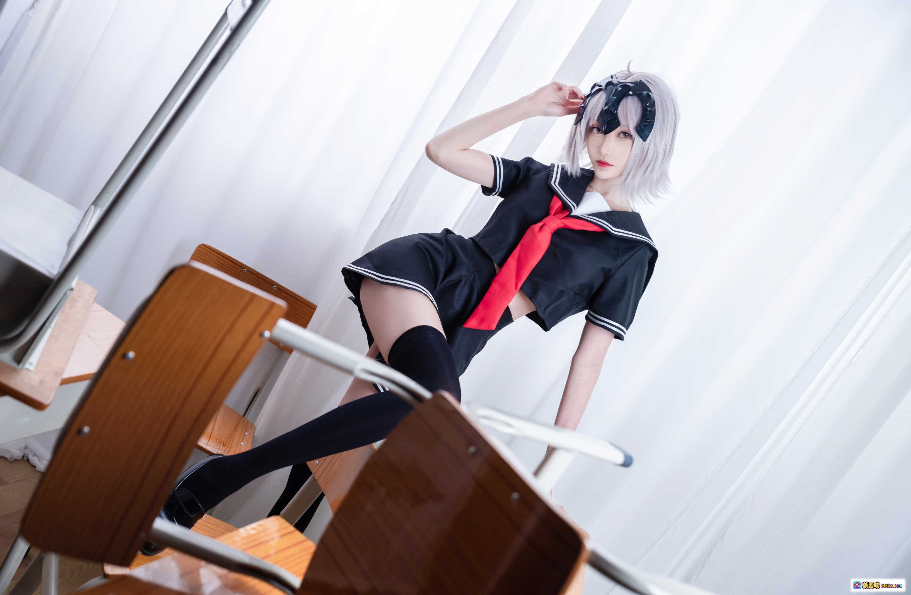 图片[2] - 青青子Js NO.003 黑贞 学院风黑裙过膝袜美腿写真 13P高清图集 - 就要吻