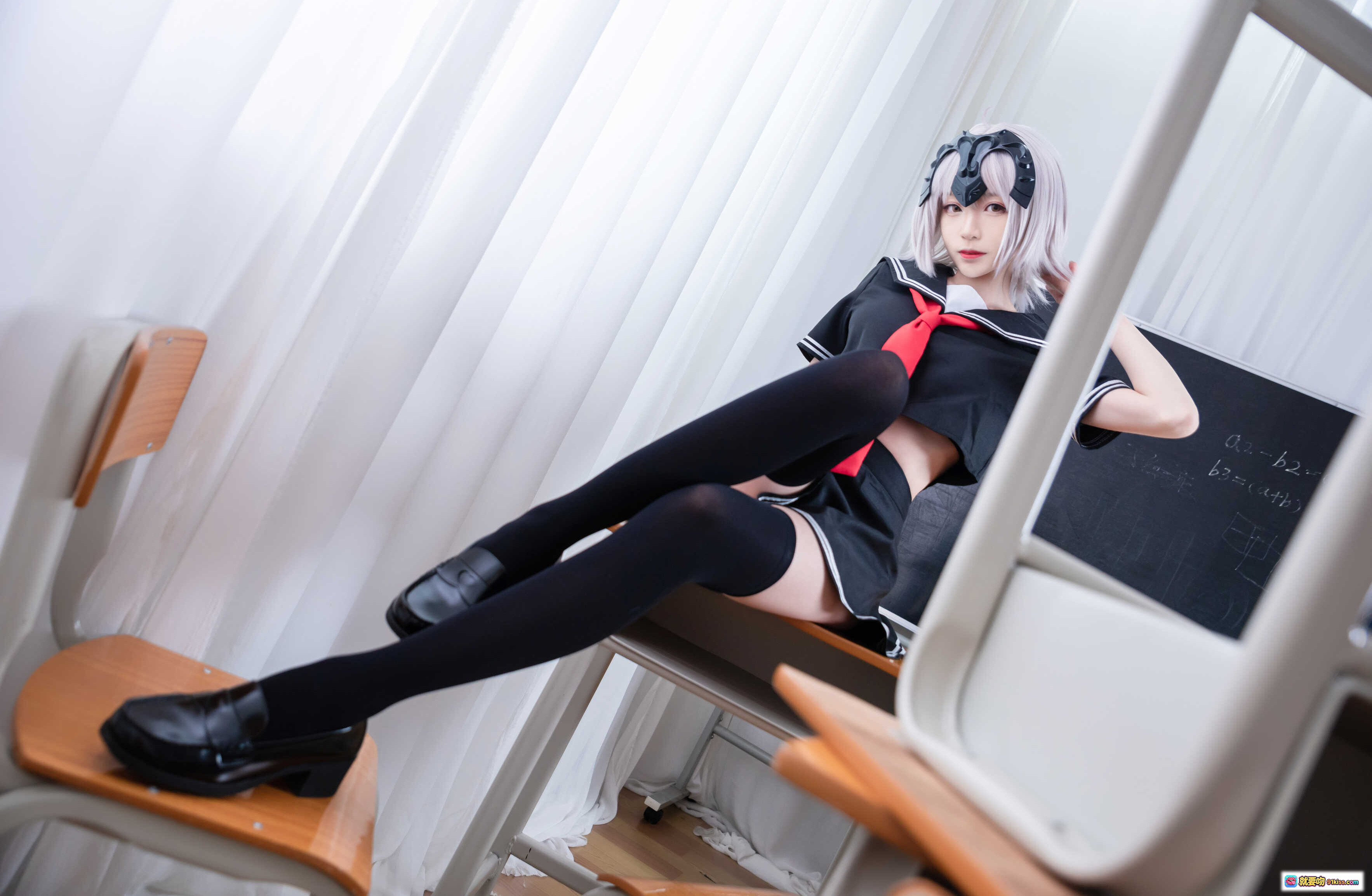 图片[9] - 青青子Js NO.003 黑贞 学院风黑裙过膝袜美腿写真 13P高清图集 - 就要吻