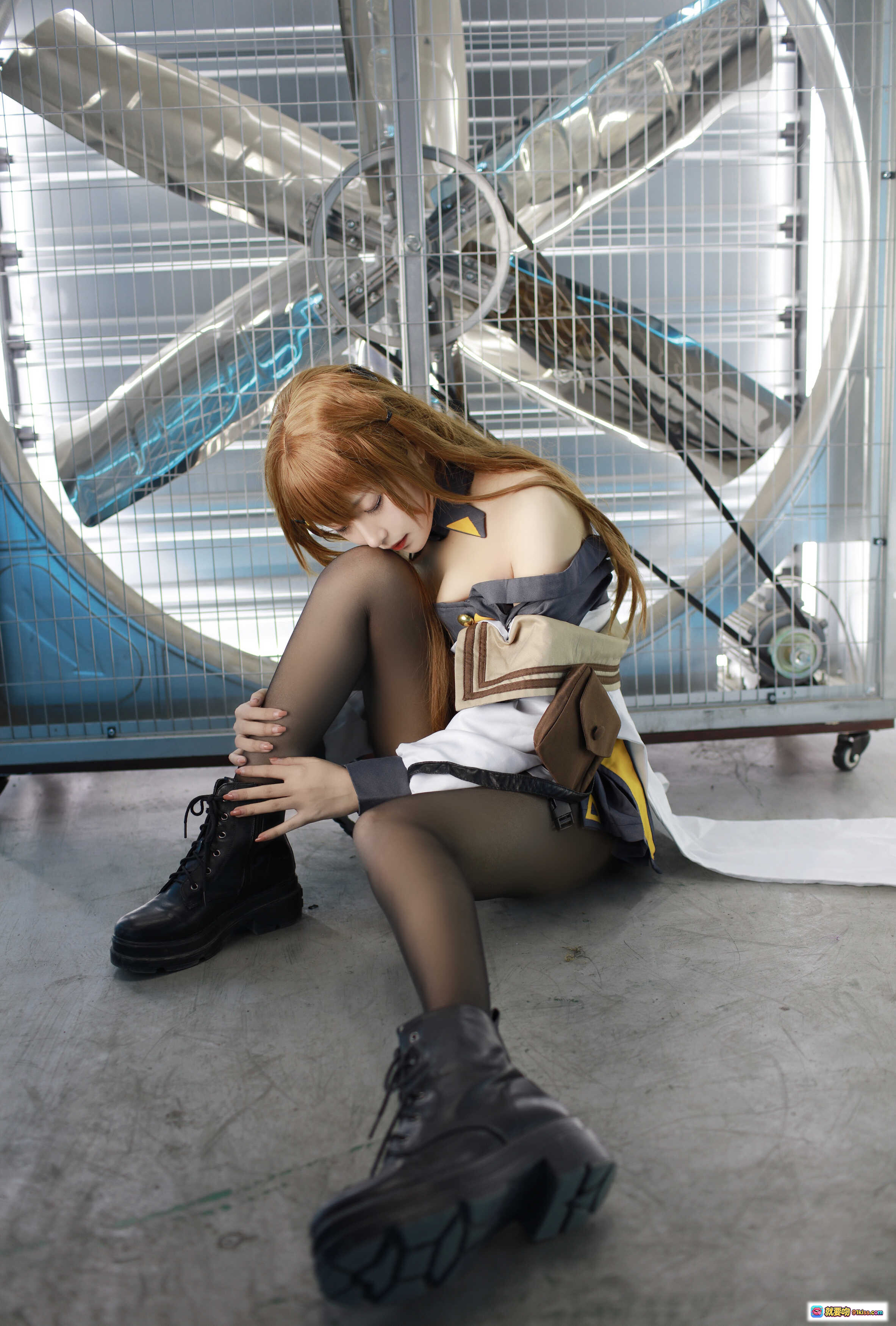 Shika小鹿鹿NO.005 K2 Cosplay写真 | 橙发少女工业风场景 | 黑丝厚底靴精致制服 | 26P高清图集104M - 就要吻