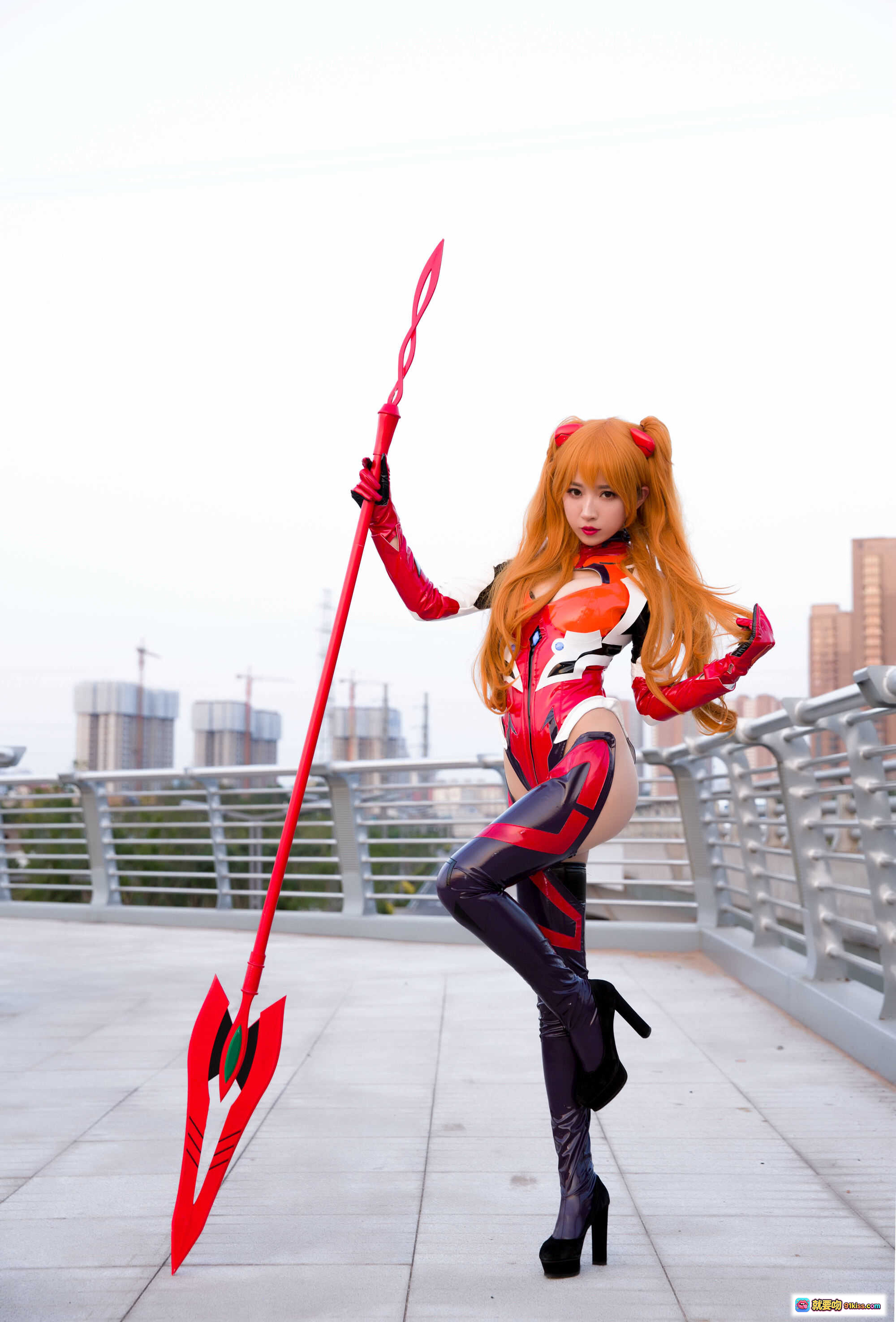 小女巫露娜NO.006明日香油亮款cosplay写真 36P22MB 红色长矛高跟靴双马尾都市天台拍摄 - 就要吻