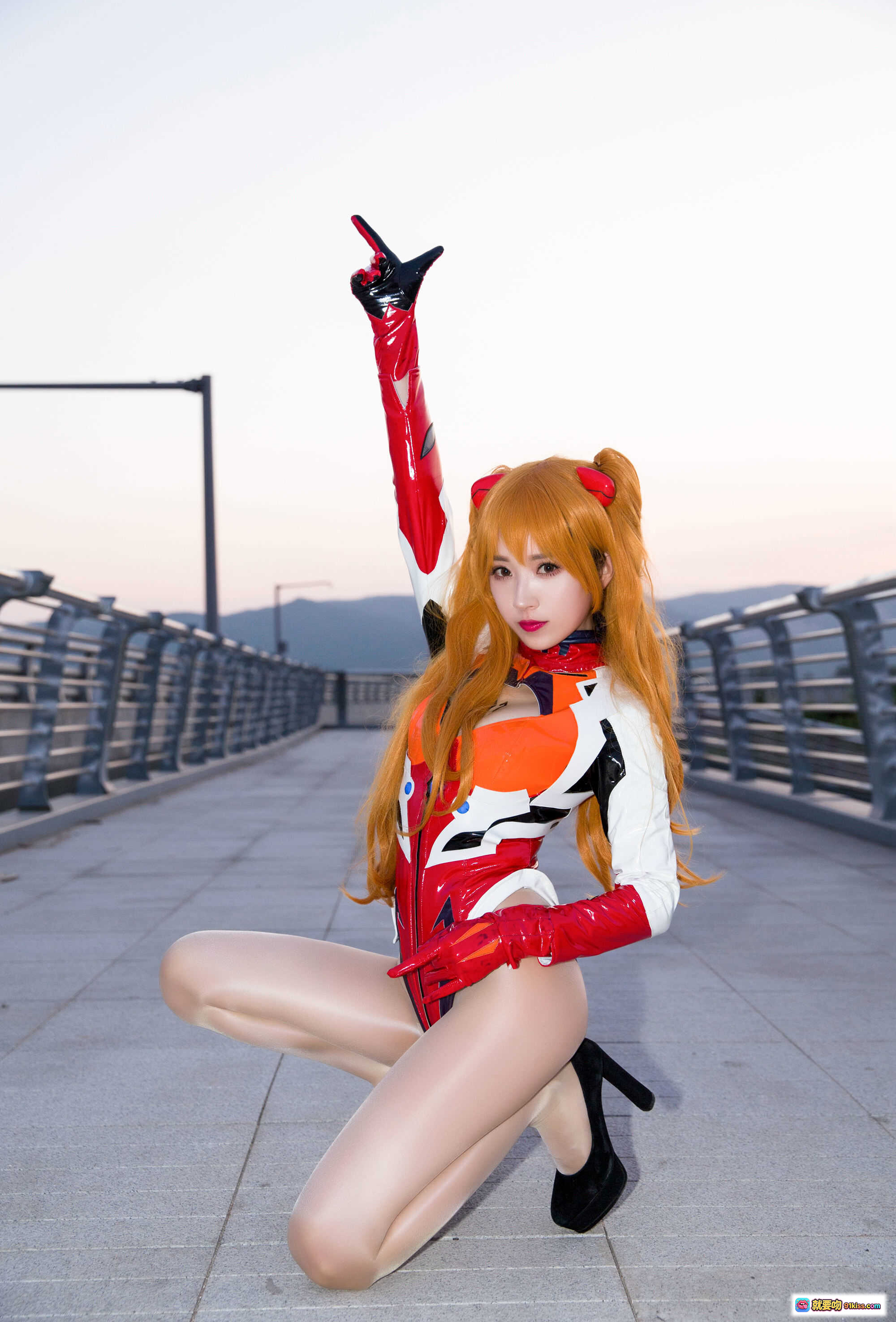 图片[7] - 小女巫露娜NO.006明日香油亮款cosplay写真 36P22MB 红色长矛高跟靴双马尾都市天台拍摄 - 就要吻