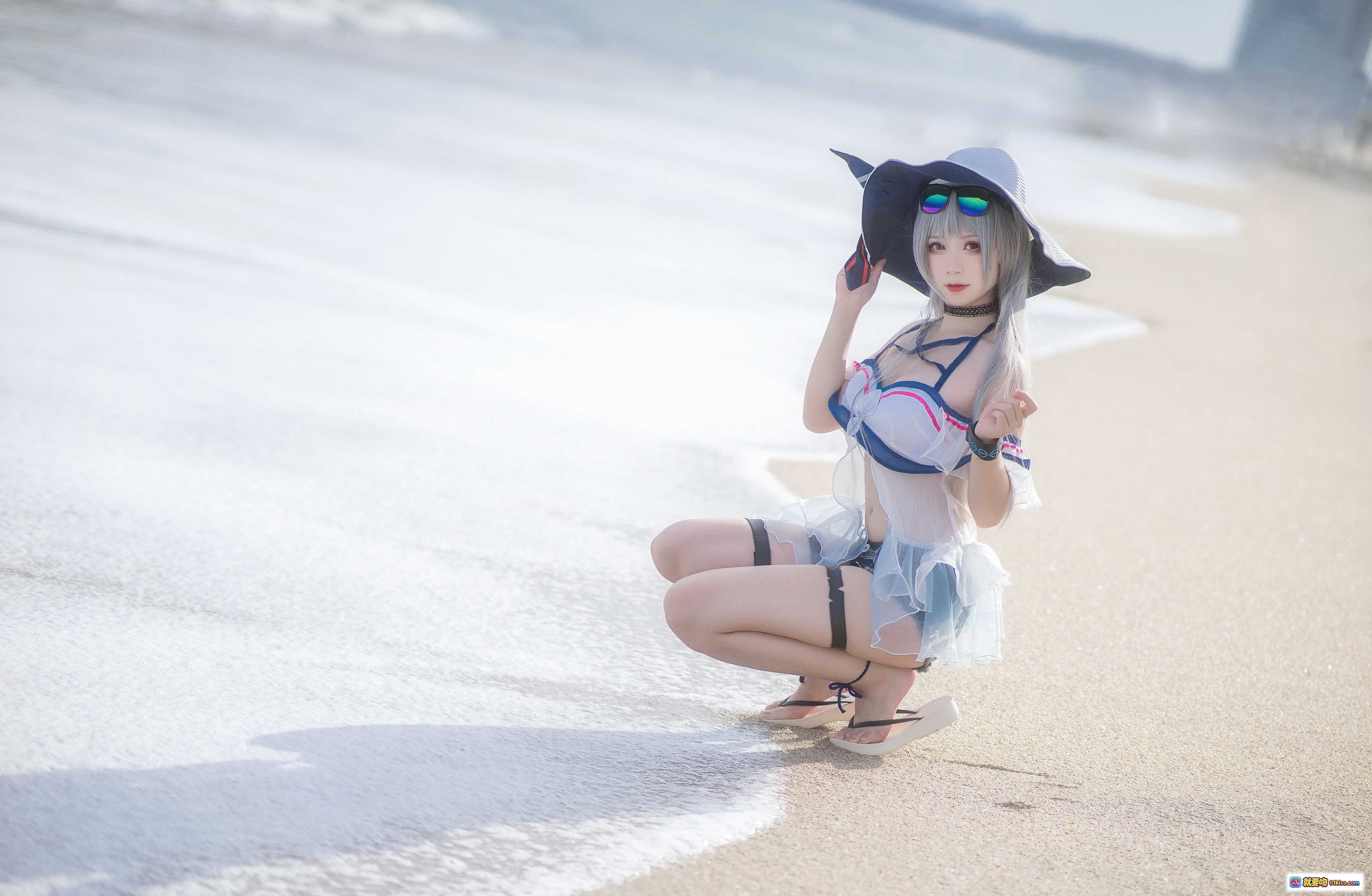 图片[9] - 樱落酱斯卡蒂泳装cosplay沙滩写真 | 白发蓝瞳宽檐帽红气球海边美拍 - 就要吻