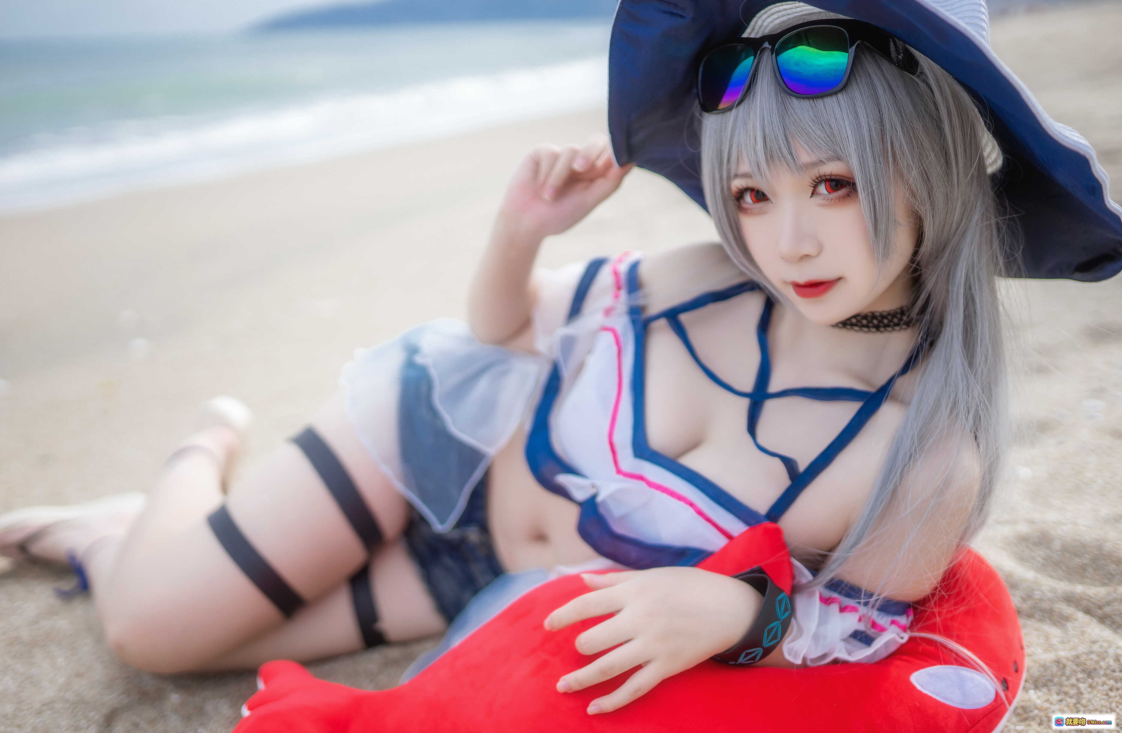 图片[6] - 樱落酱斯卡蒂泳装cosplay沙滩写真 | 白发蓝瞳宽檐帽红气球海边美拍 - 就要吻
