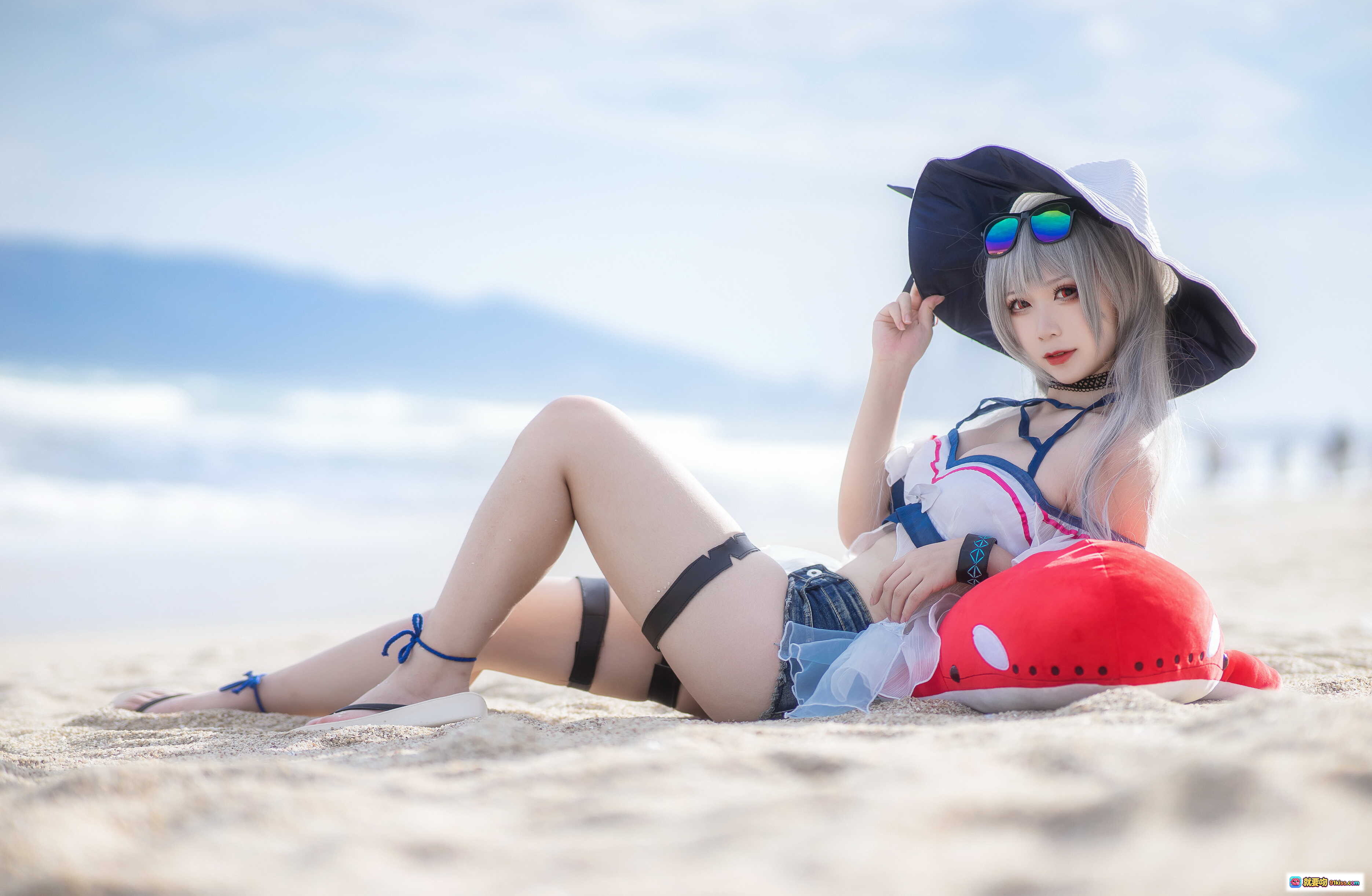 图片[1] - 樱落酱斯卡蒂泳装cosplay沙滩写真 | 白发蓝瞳宽檐帽红气球海边美拍 - 就要吻