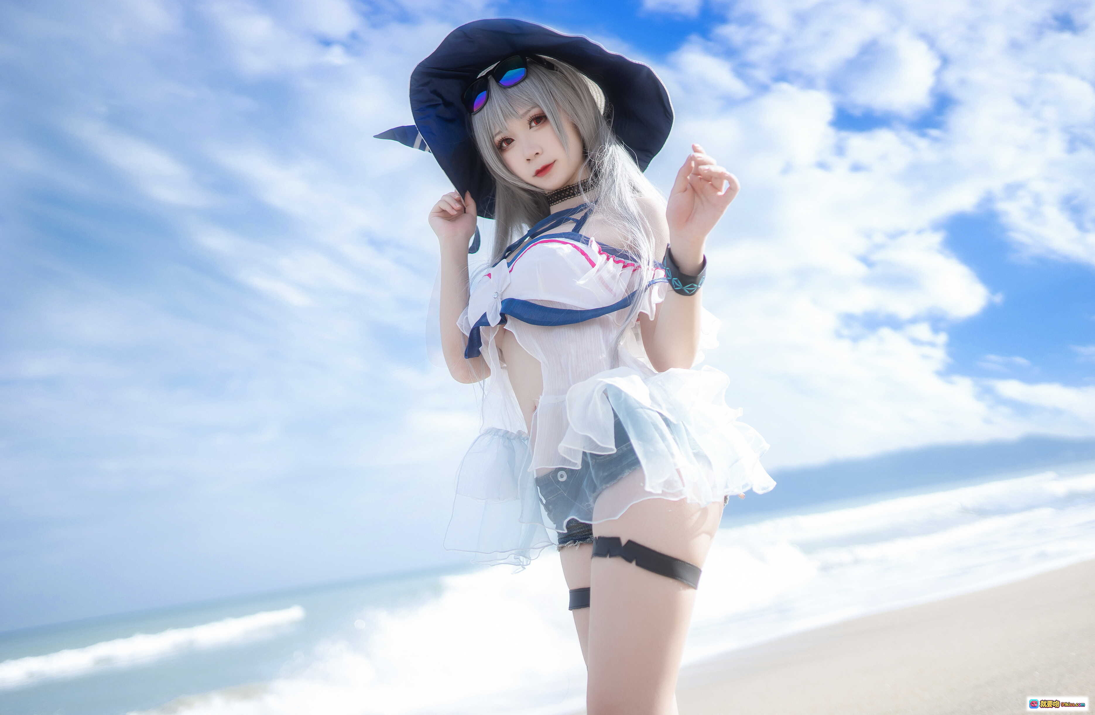 图片[5] - 樱落酱斯卡蒂泳装cosplay沙滩写真 | 白发蓝瞳宽檐帽红气球海边美拍 - 就要吻
