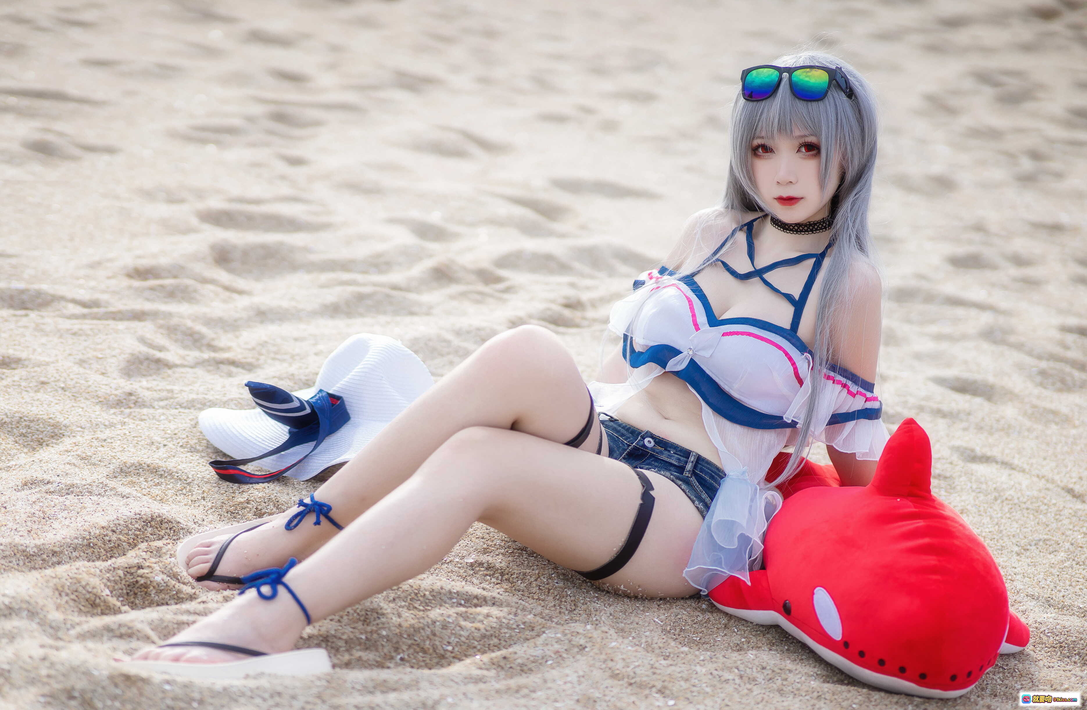 图片[10] - 樱落酱斯卡蒂泳装cosplay沙滩写真 | 白发蓝瞳宽檐帽红气球海边美拍 - 就要吻