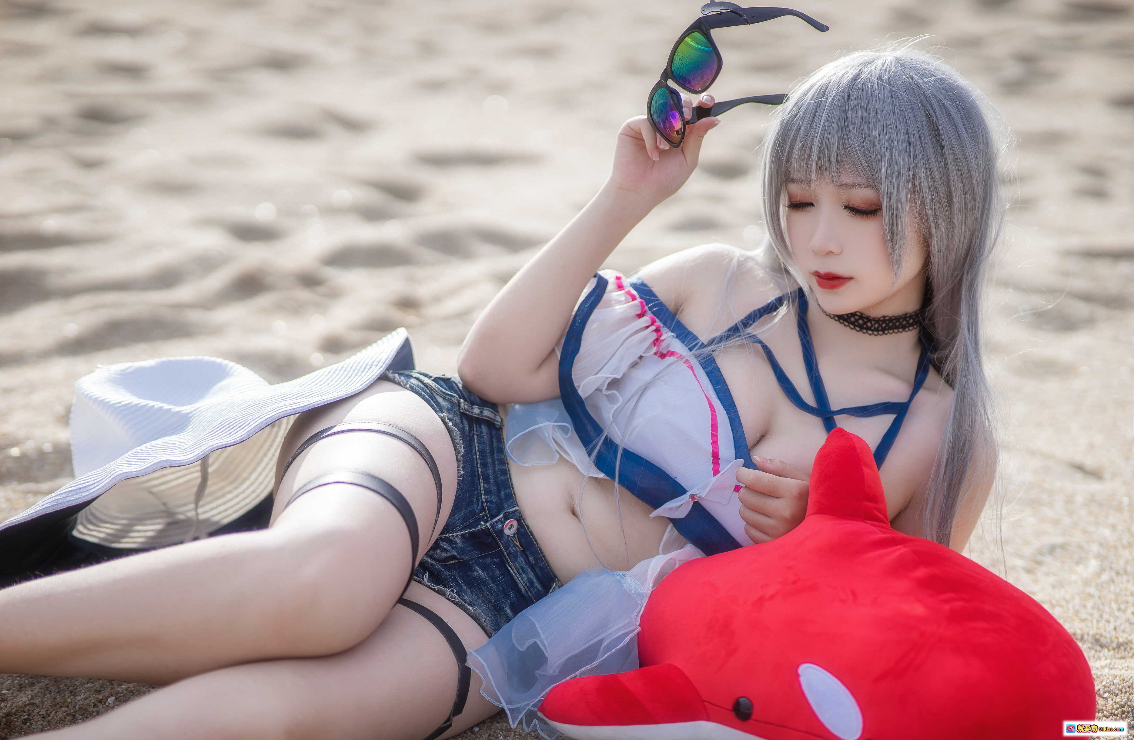 图片[4] - 樱落酱斯卡蒂泳装cosplay沙滩写真 | 白发蓝瞳宽檐帽红气球海边美拍 - 就要吻
