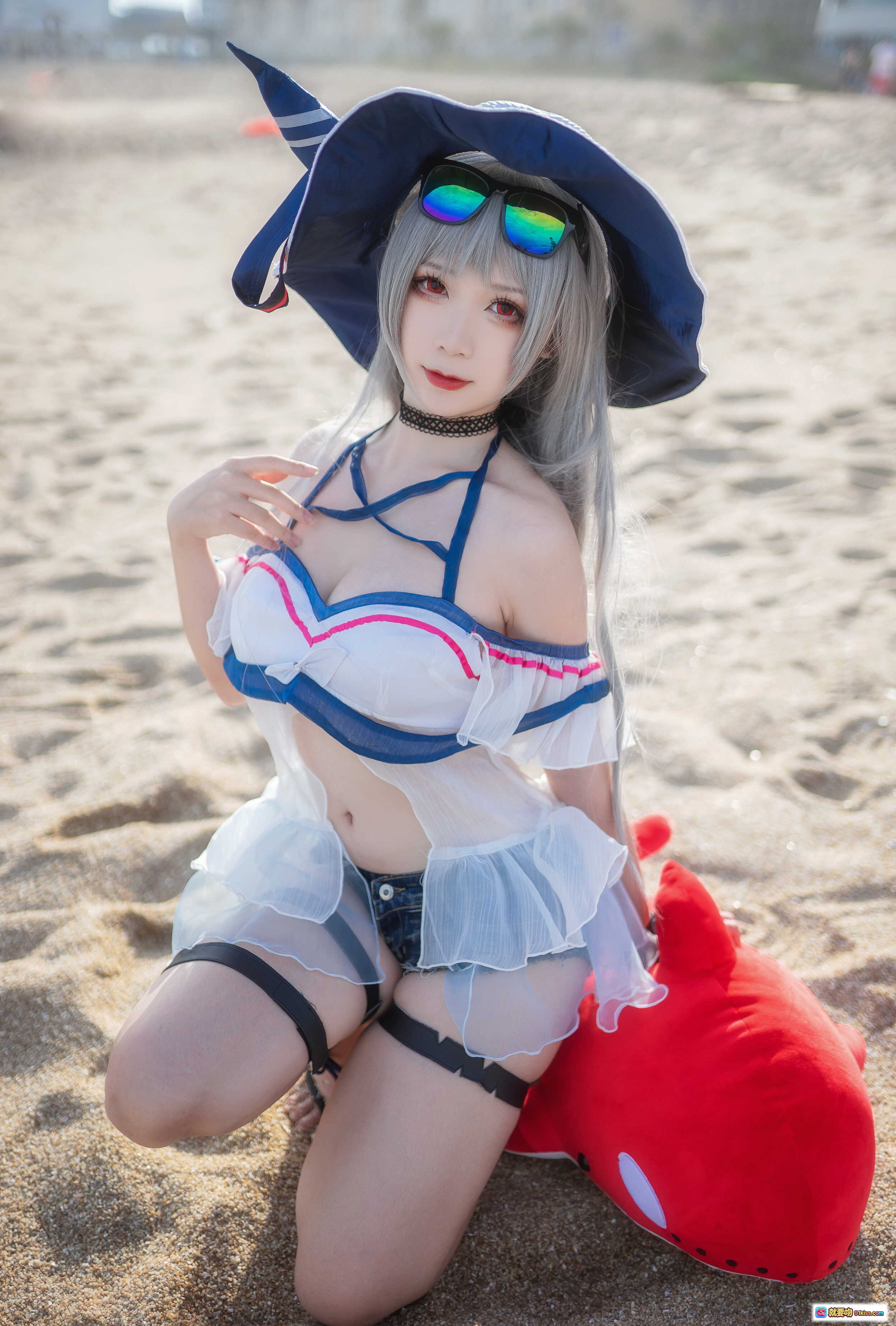 图片[2] - 樱落酱斯卡蒂泳装cosplay沙滩写真 | 白发蓝瞳宽檐帽红气球海边美拍 - 就要吻