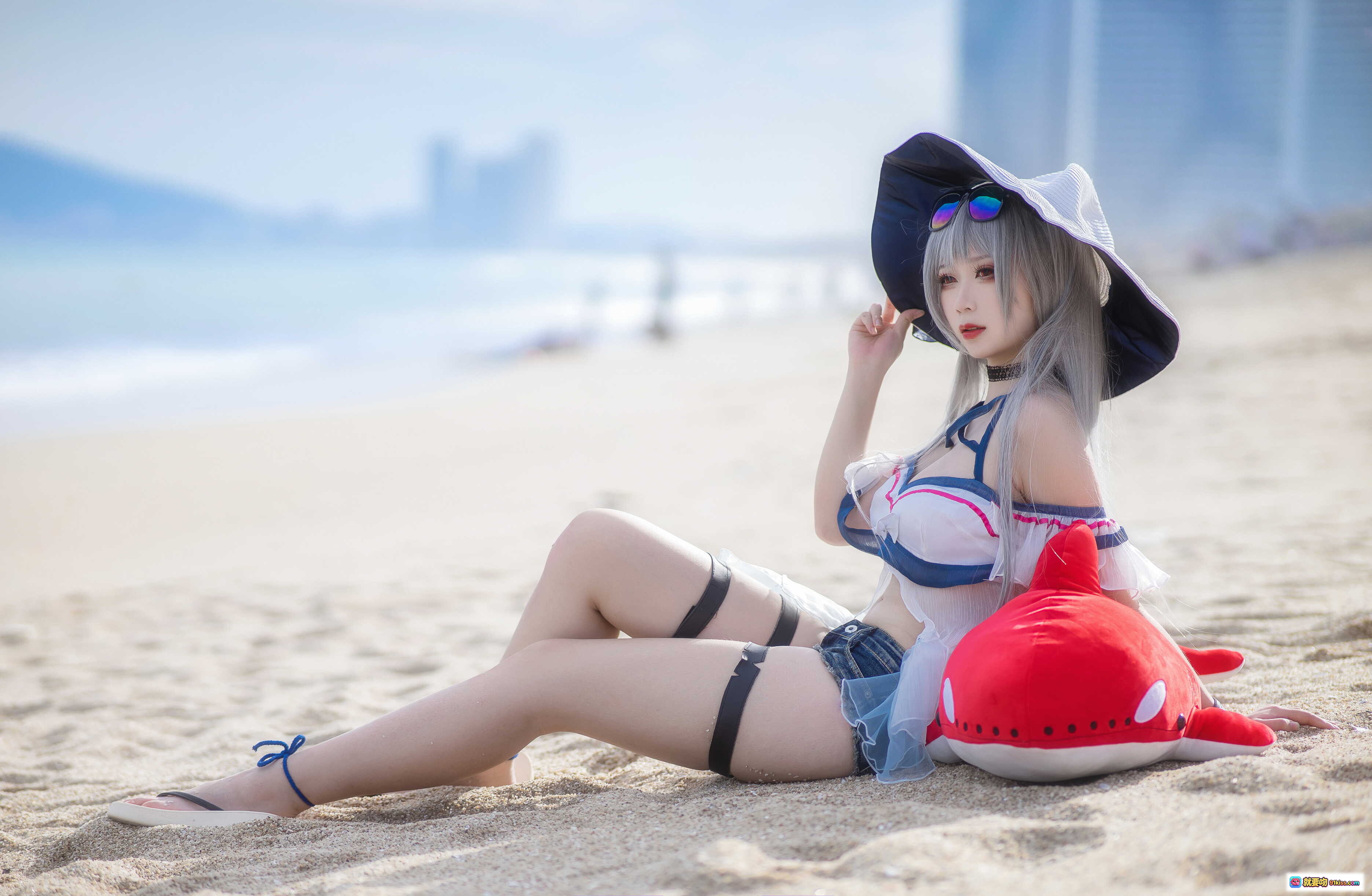 图片[8] - 樱落酱斯卡蒂泳装cosplay沙滩写真 | 白发蓝瞳宽檐帽红气球海边美拍 - 就要吻