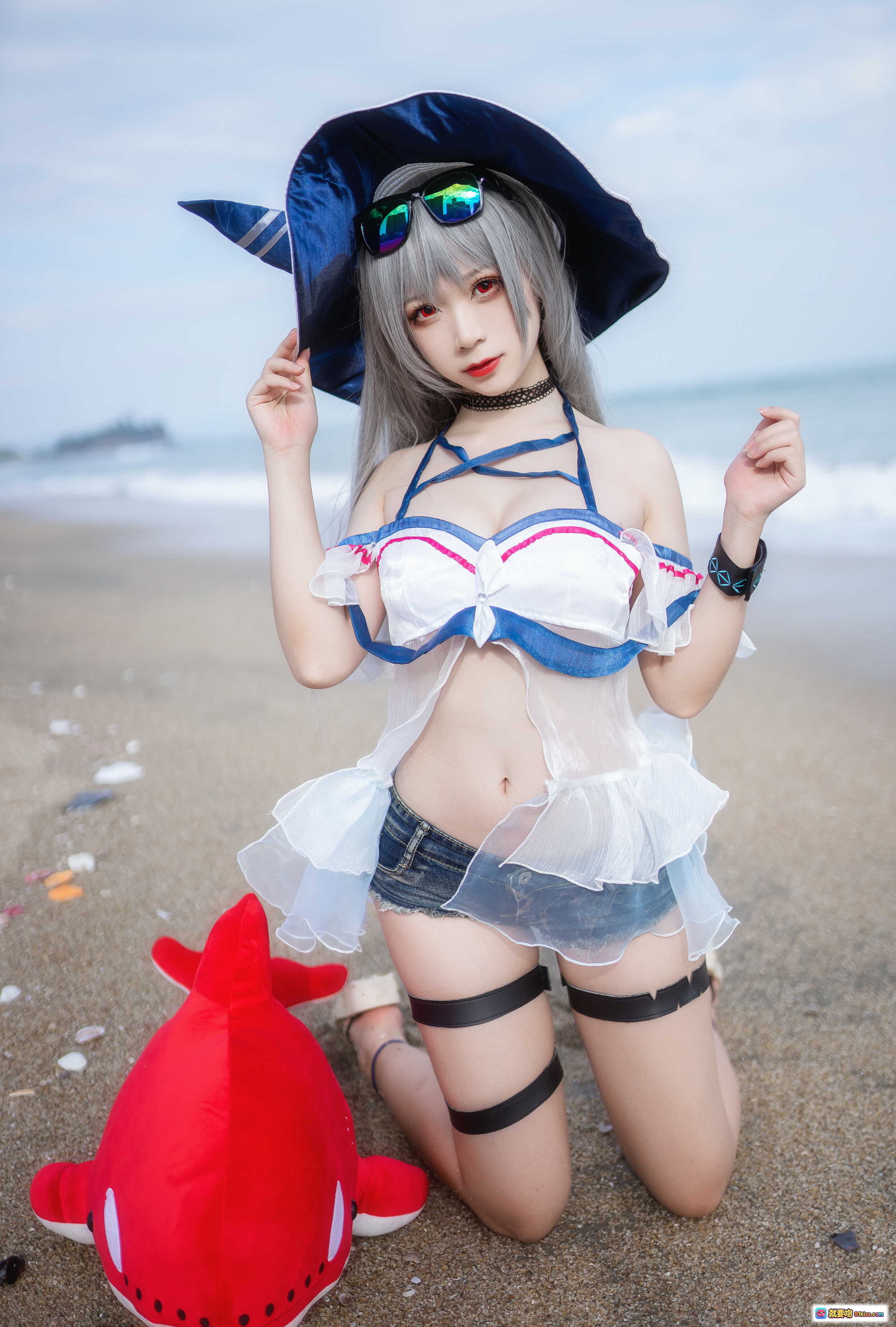 图片[7] - 樱落酱斯卡蒂泳装cosplay沙滩写真 | 白发蓝瞳宽檐帽红气球海边美拍 - 就要吻