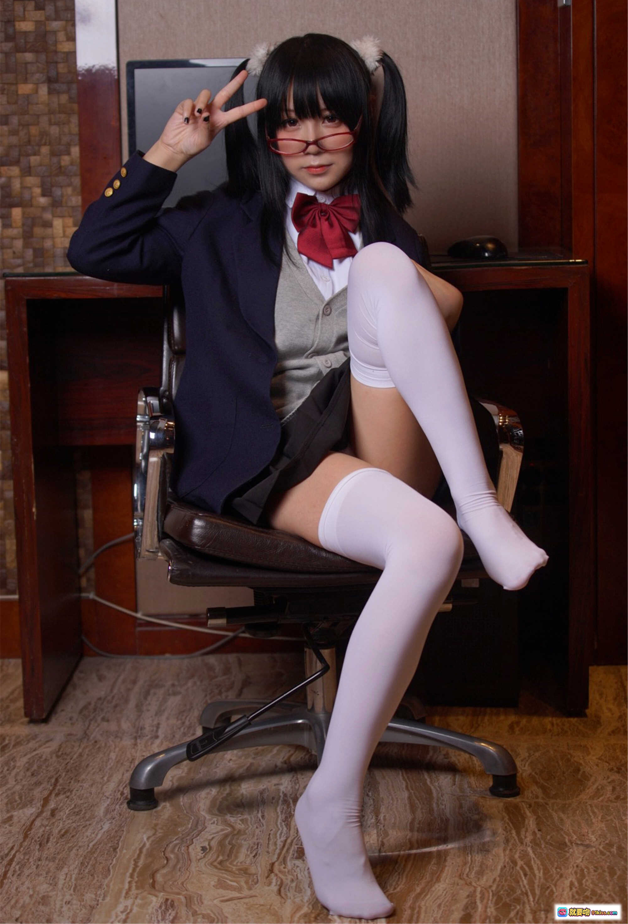 图片[9] - 摇摇乐yoyo NO.036 白银x摇摇乐 125P写真集 白色制服 猫耳眼镜 白丝黑丝美腿 优雅坐姿 室内私房摄影 - 就要吻