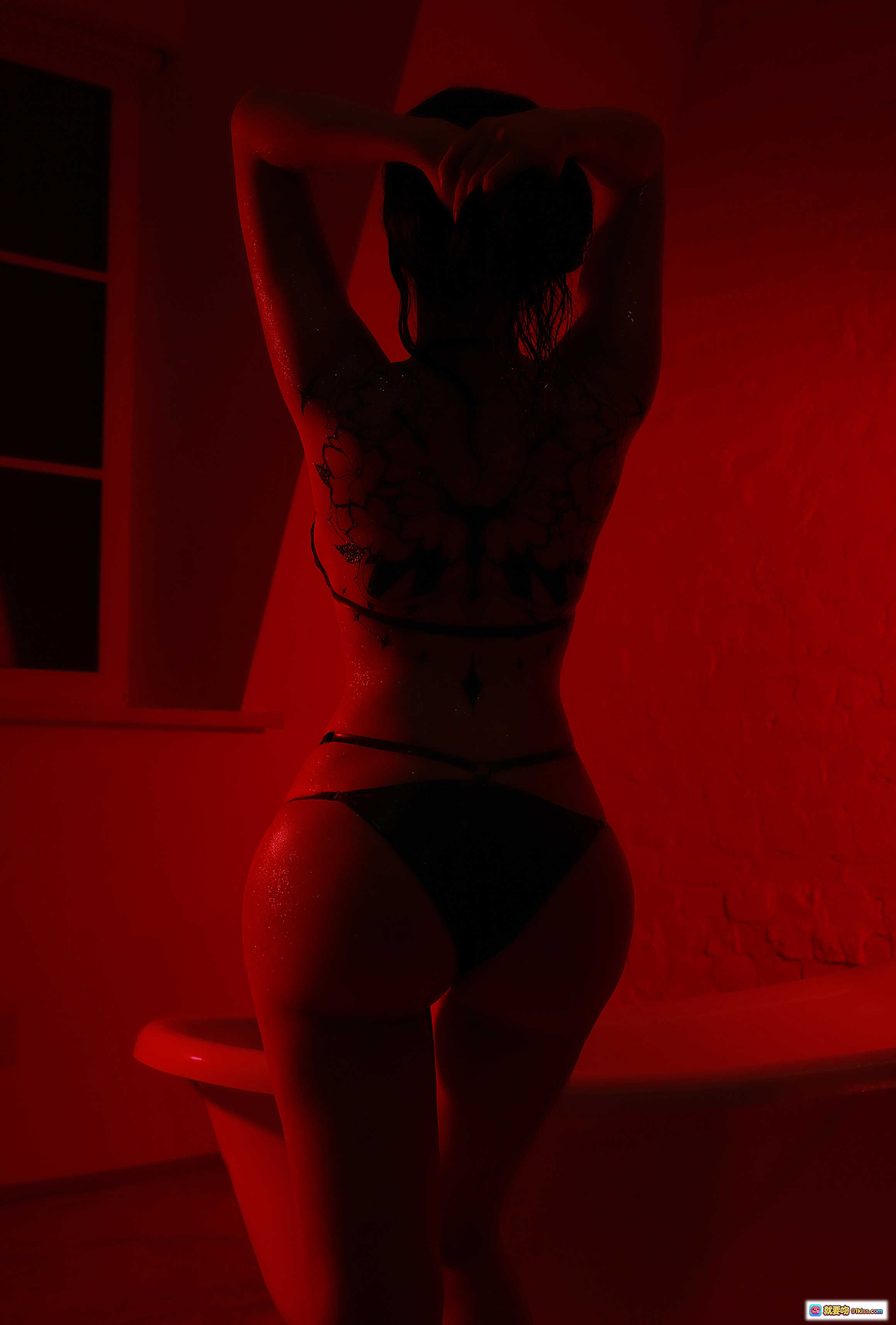 图片[8] - Sayathefox NO.012 浴缸艺术写真｜蓝调光影裸足持剑女性｜14P高清图集｜99MB下载｜浴室场景氛围感摄影 - 就要吻