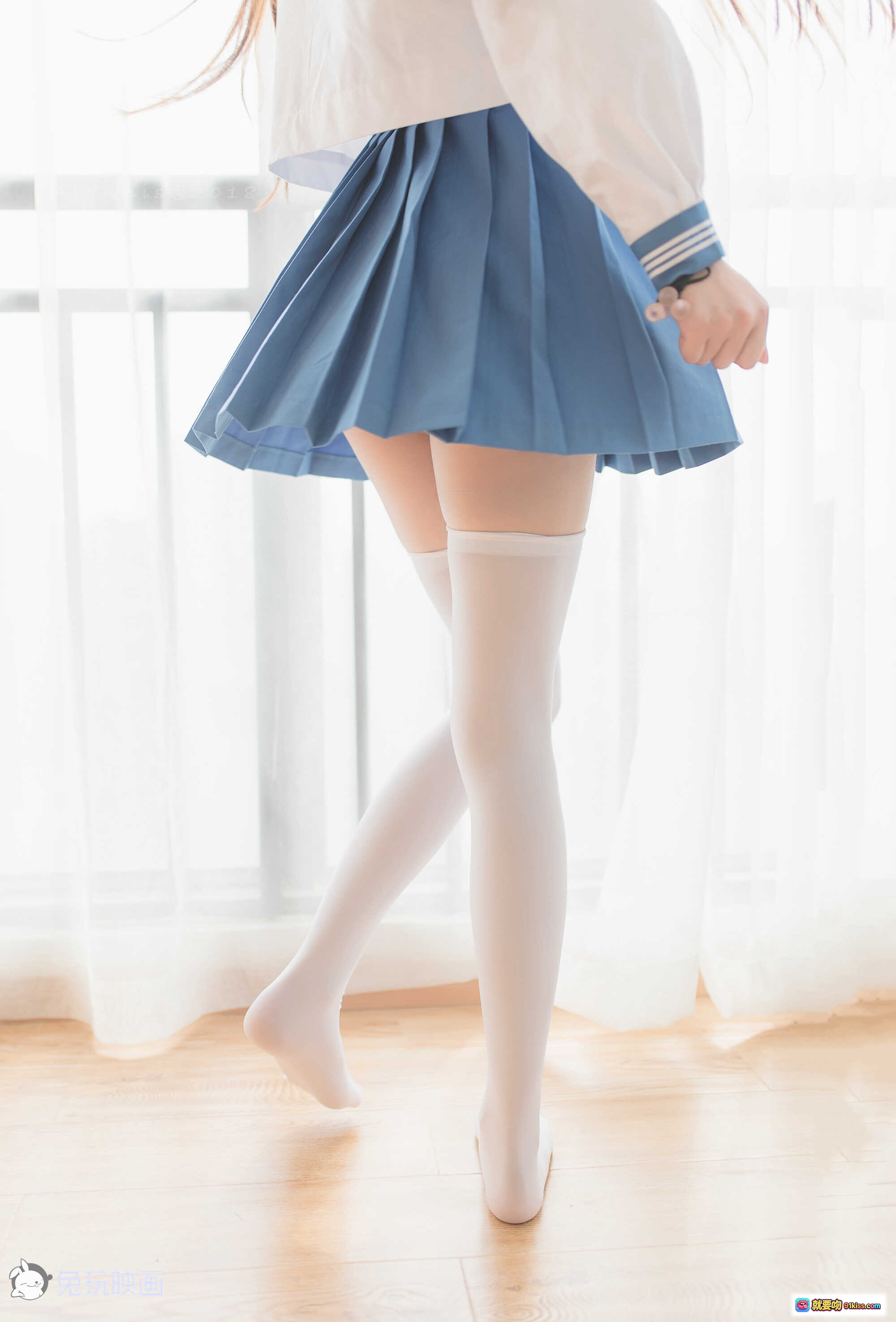白丝JK少女 蓝色百褶裙 透光窗帘 纯欲风写真 兔玩映画 五更百鬼 10P高清图集 - 就要吻