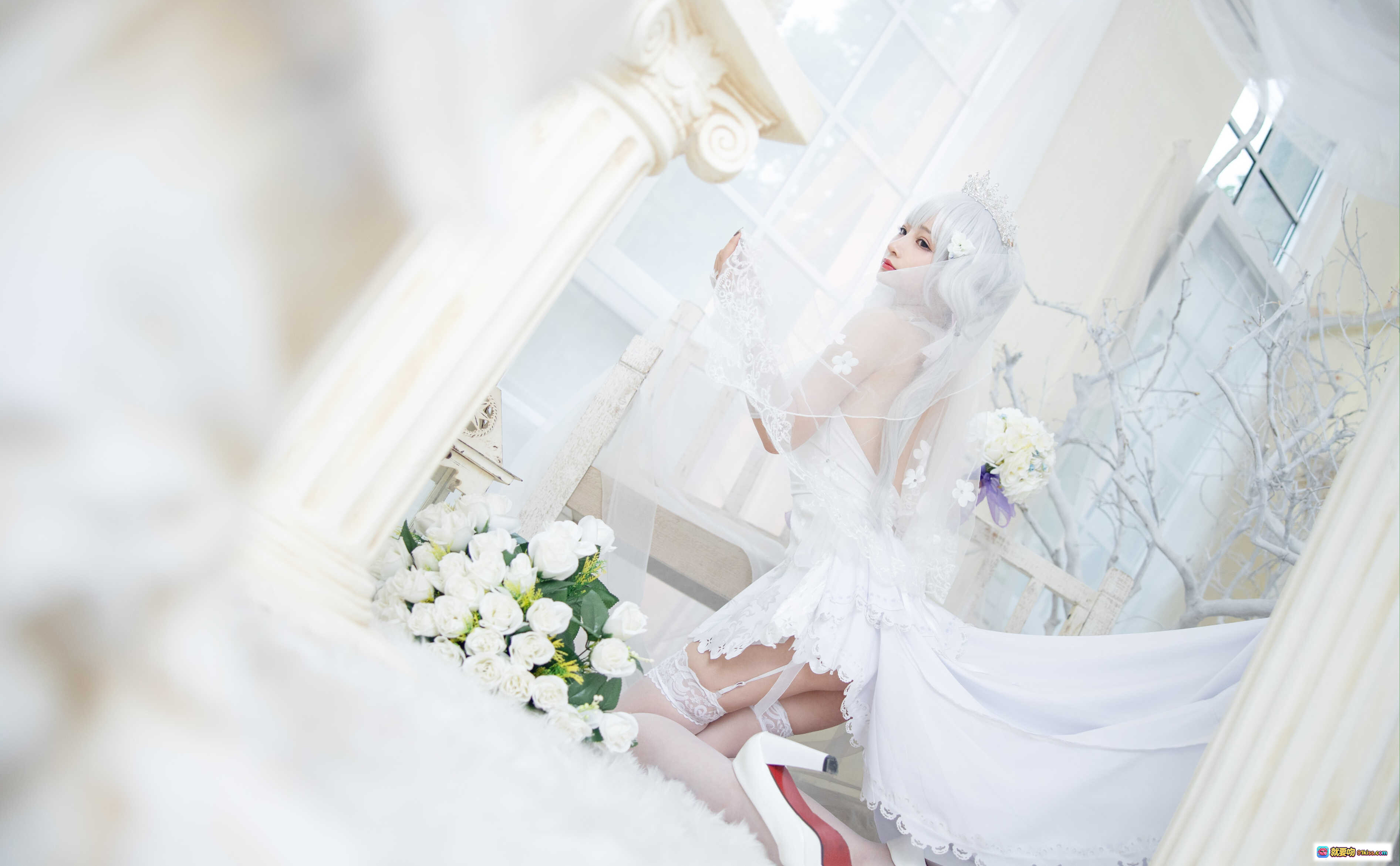 图片[7] - 叉子宝宝NO.008碧蓝光辉cos写真｜白色婚纱天使造型｜古典柱廊梦幻场景｜精致蕾丝花饰｜柔光氛围感美图 - 就要吻