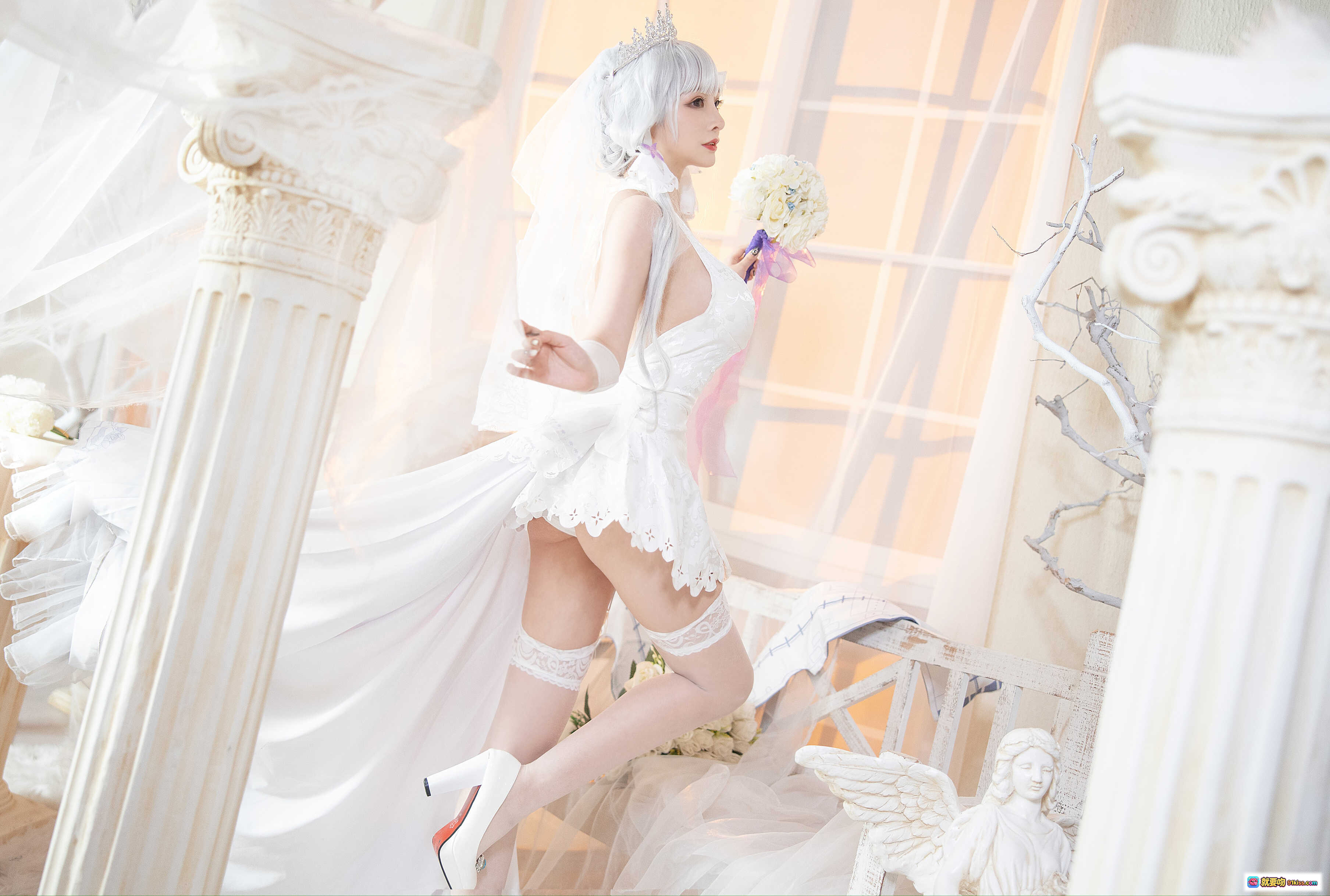 图片[6] - 叉子宝宝NO.008碧蓝光辉cos写真｜白色婚纱天使造型｜古典柱廊梦幻场景｜精致蕾丝花饰｜柔光氛围感美图 - 就要吻