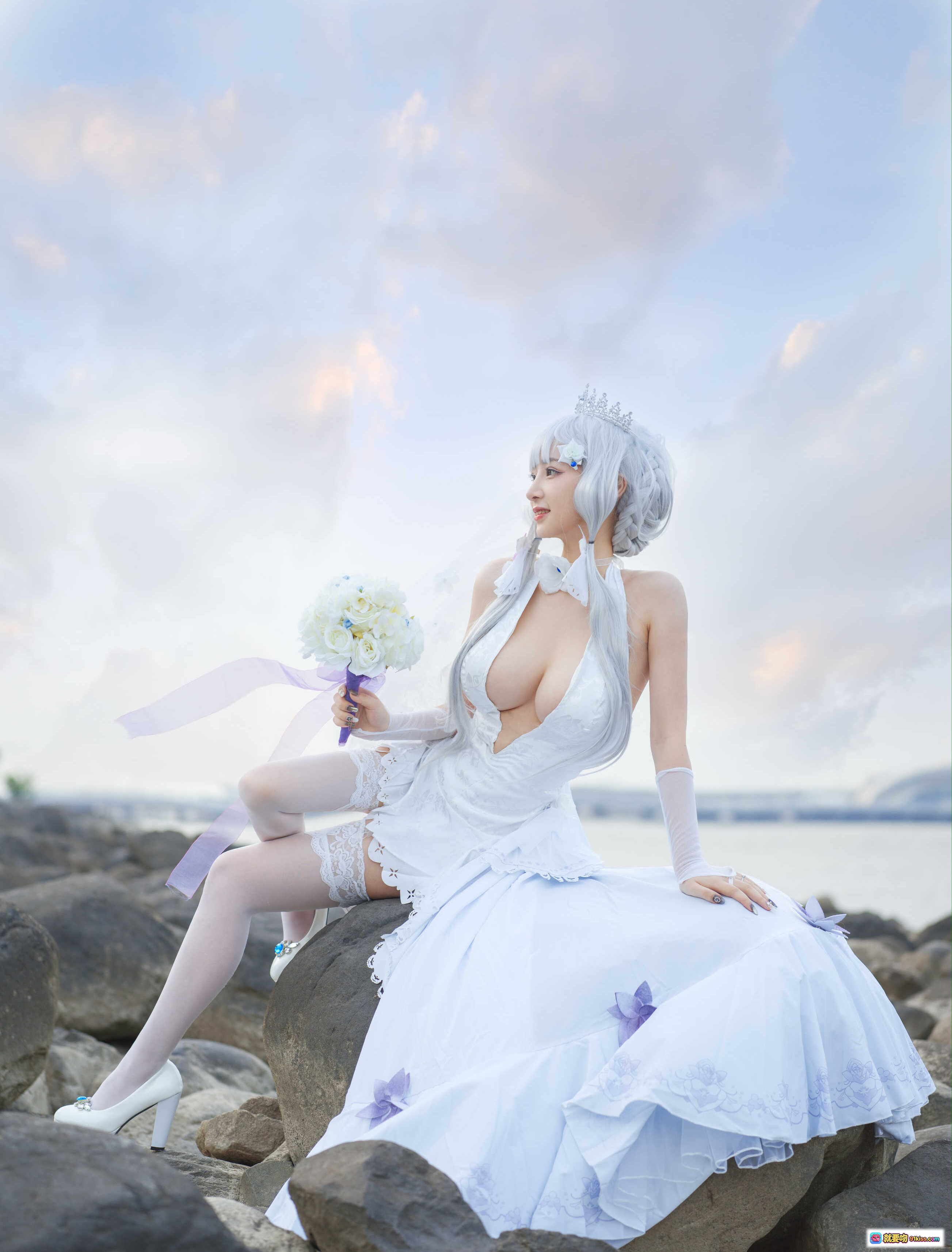 图片[4] - 叉子宝宝NO.008碧蓝光辉cos写真｜白色婚纱天使造型｜古典柱廊梦幻场景｜精致蕾丝花饰｜柔光氛围感美图 - 就要吻