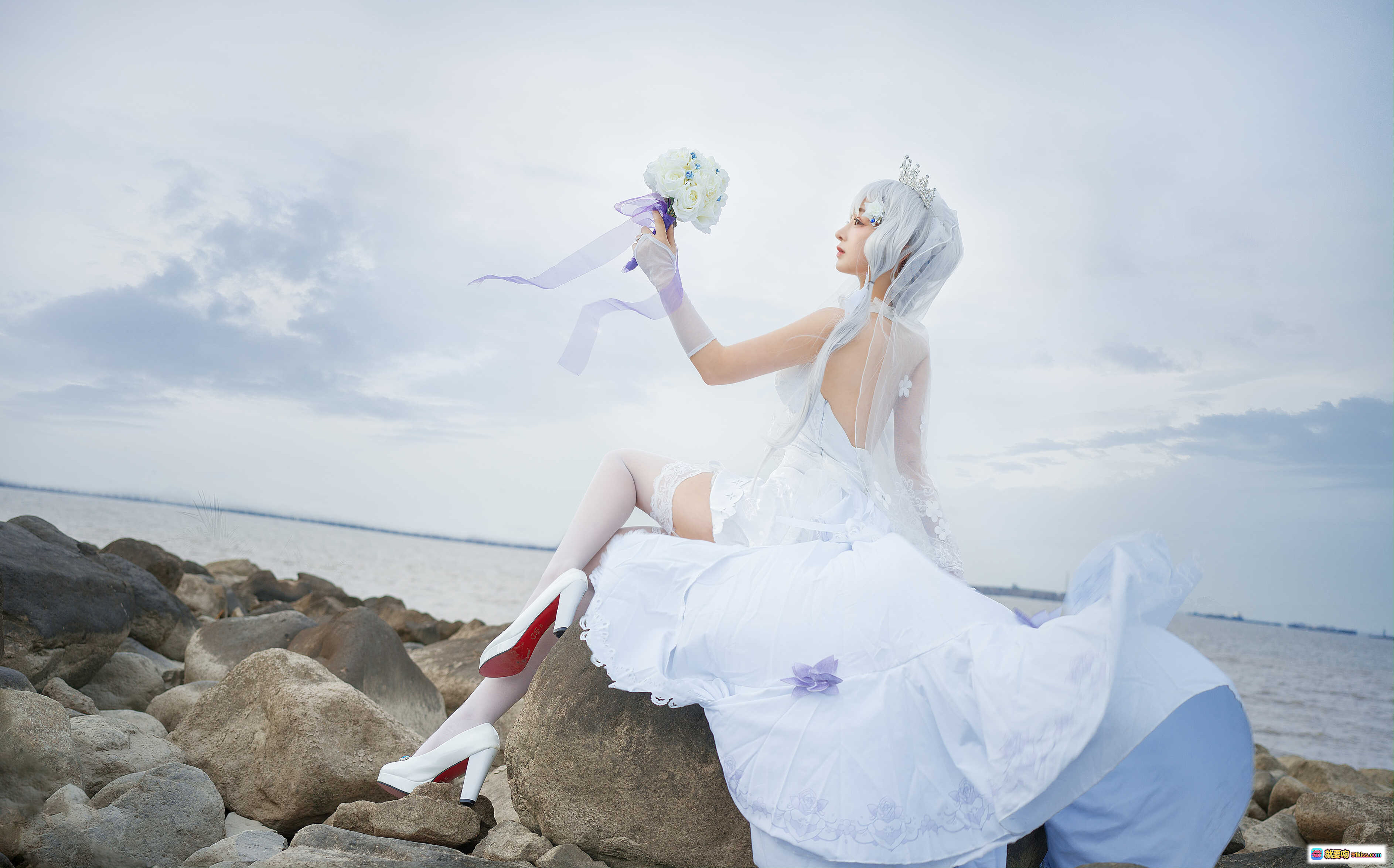 图片[5] - 叉子宝宝NO.008碧蓝光辉cos写真｜白色婚纱天使造型｜古典柱廊梦幻场景｜精致蕾丝花饰｜柔光氛围感美图 - 就要吻