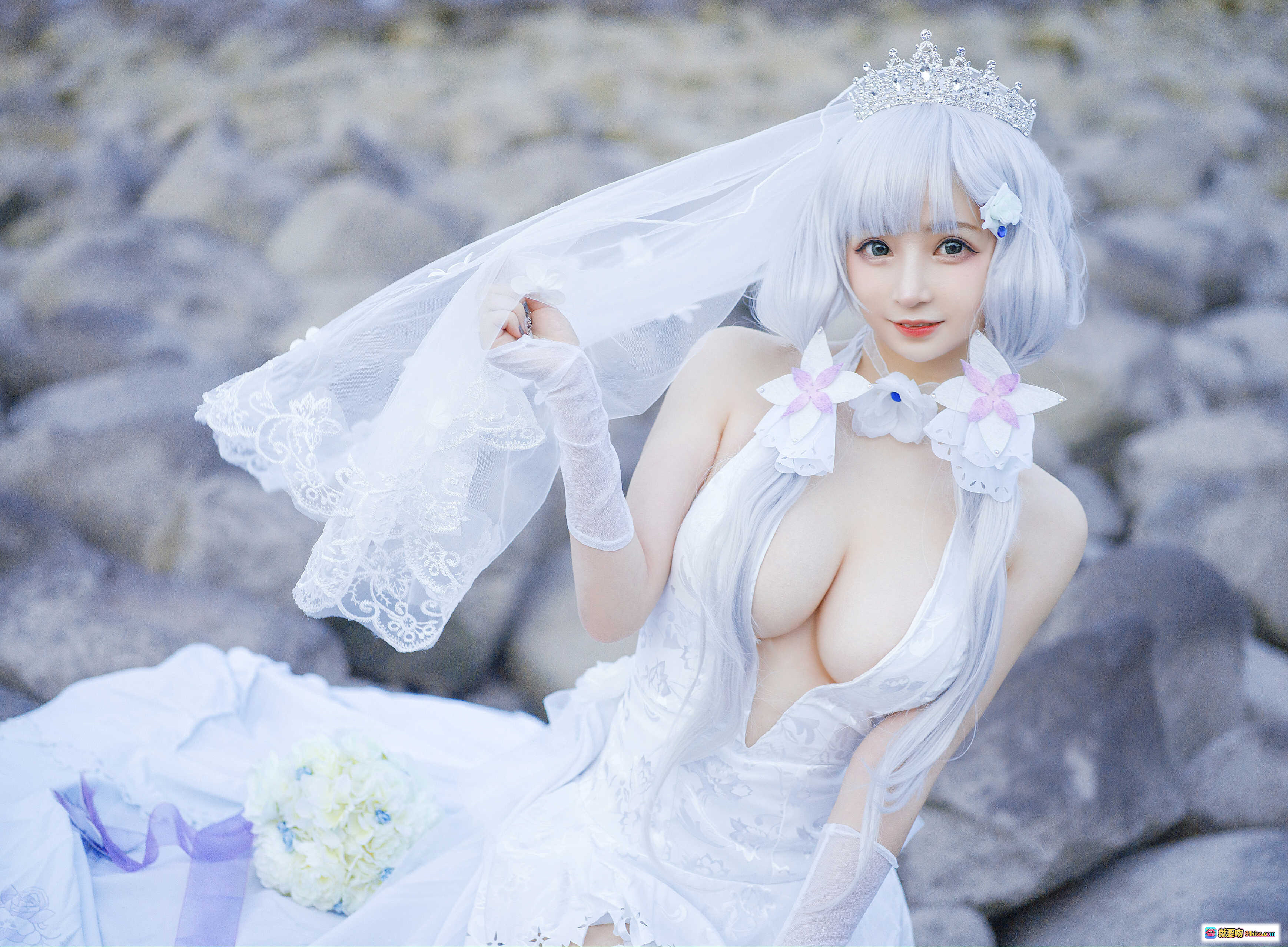 图片[8] - 叉子宝宝NO.008碧蓝光辉cos写真｜白色婚纱天使造型｜古典柱廊梦幻场景｜精致蕾丝花饰｜柔光氛围感美图 - 就要吻