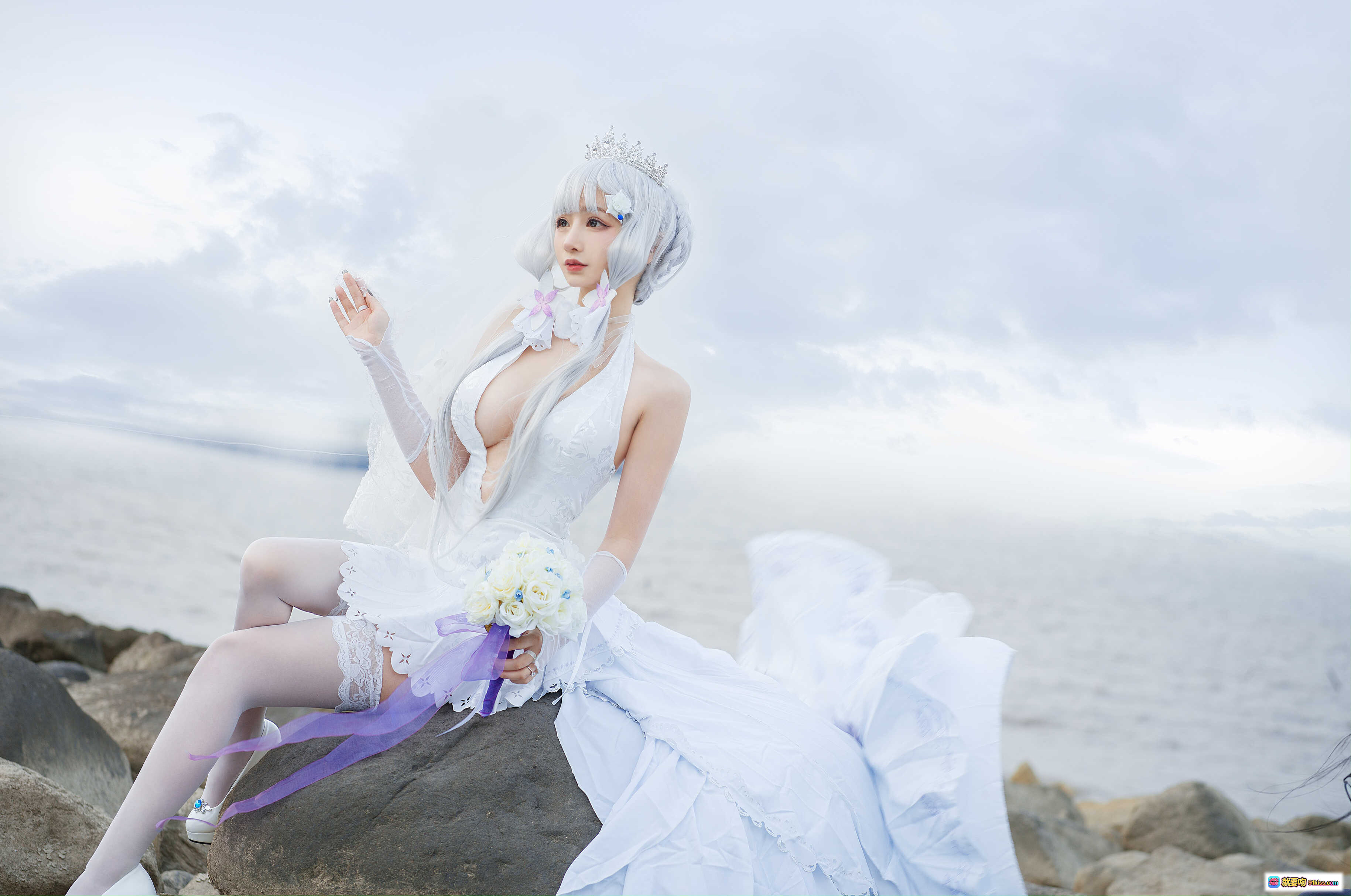 图片[2] - 叉子宝宝NO.008碧蓝光辉cos写真｜白色婚纱天使造型｜古典柱廊梦幻场景｜精致蕾丝花饰｜柔光氛围感美图 - 就要吻