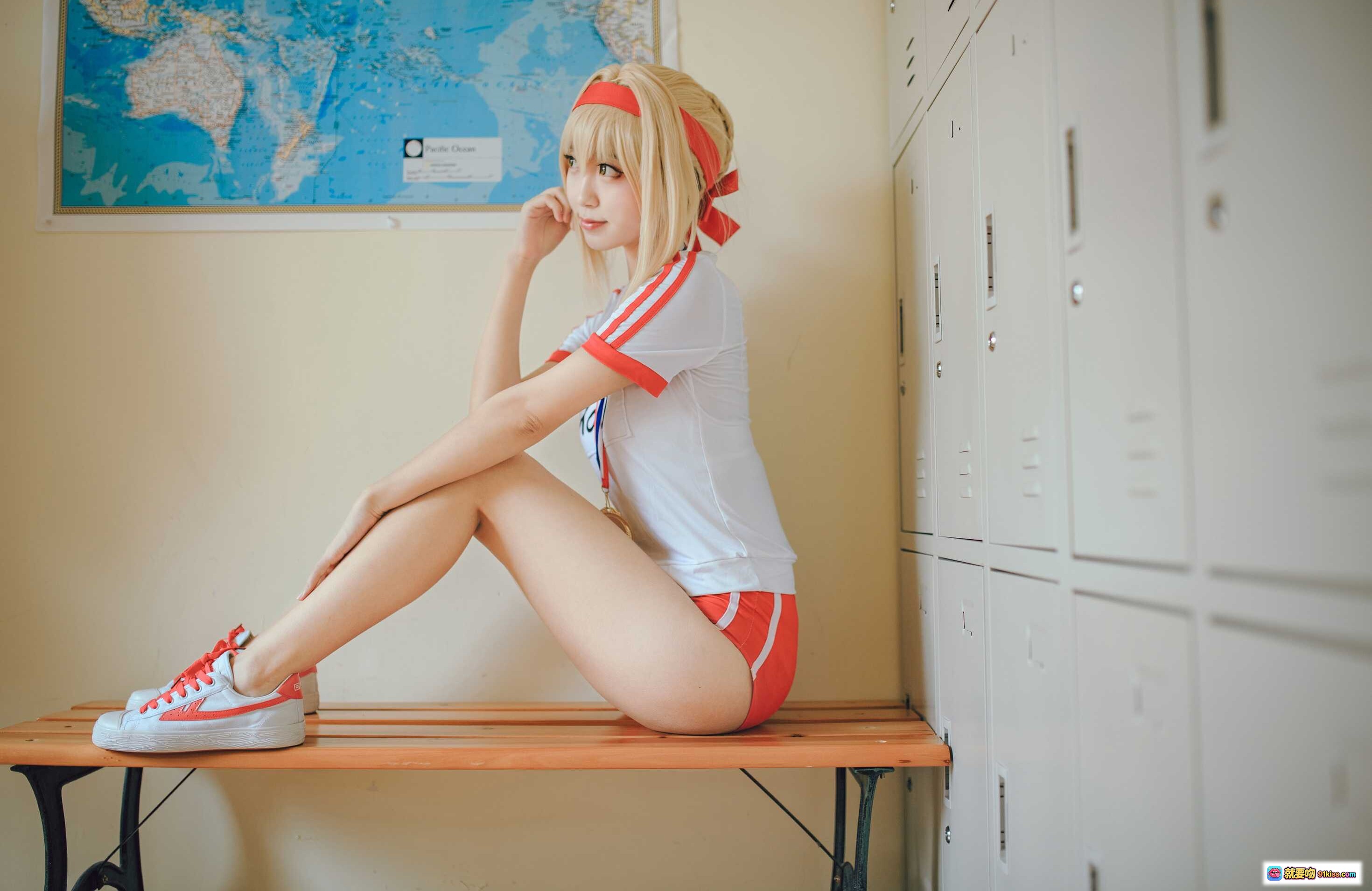 黑川NO.018尼禄写真本116P265MB｜金发红带少女校园风Cosplay｜白色T恤红色短裤运动鞋｜教室长椅坐姿写真｜世界地图背景 locker储物柜场景 - 就要吻