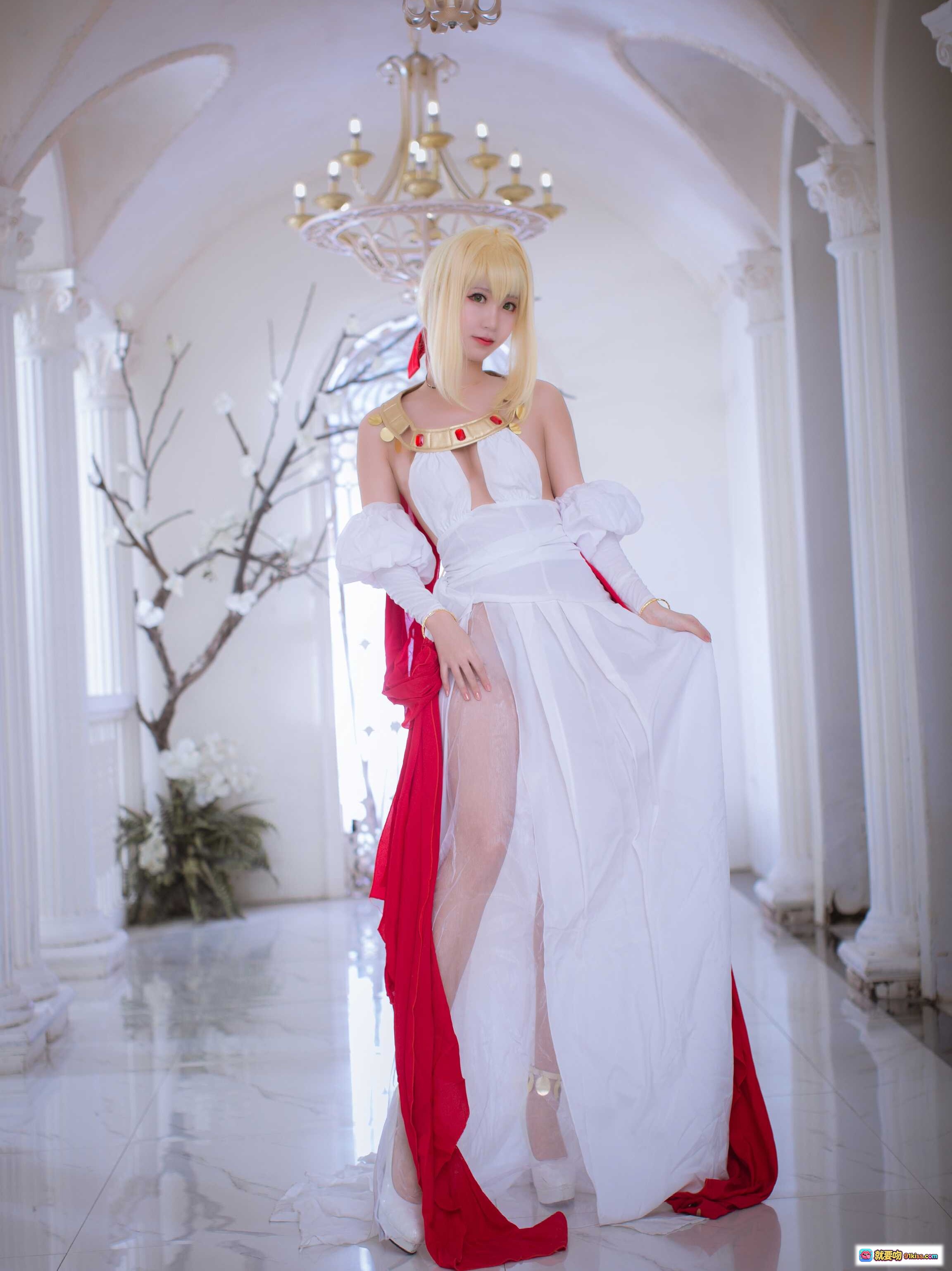 图片[2] - 黑川NO.018尼禄写真本116P265MB｜金发红带少女校园风Cosplay｜白色T恤红色短裤运动鞋｜教室长椅坐姿写真｜世界地图背景 locker储物柜场景 - 就要吻