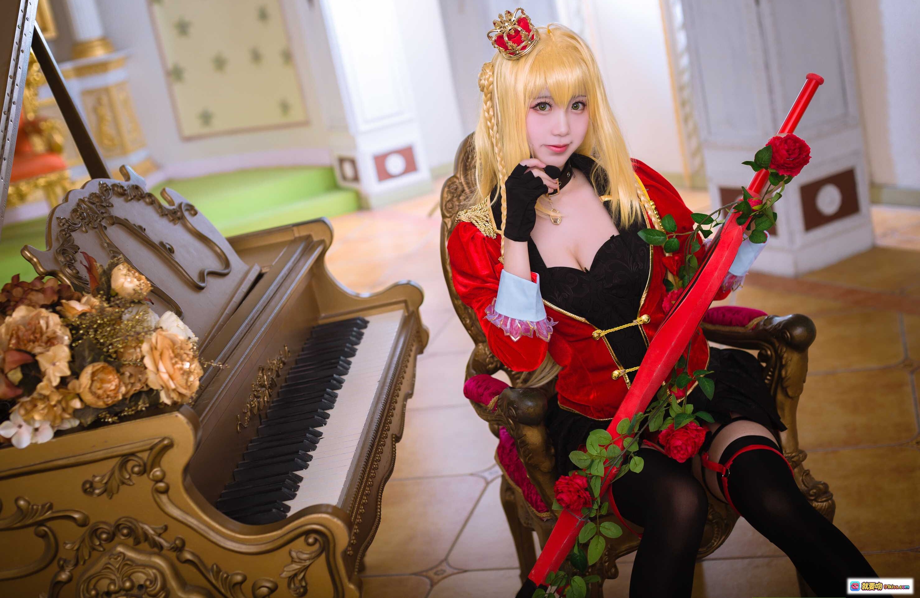 图片[8] - 黑川NO.018尼禄写真本116P265MB｜金发红带少女校园风Cosplay｜白色T恤红色短裤运动鞋｜教室长椅坐姿写真｜世界地图背景 locker储物柜场景 - 就要吻