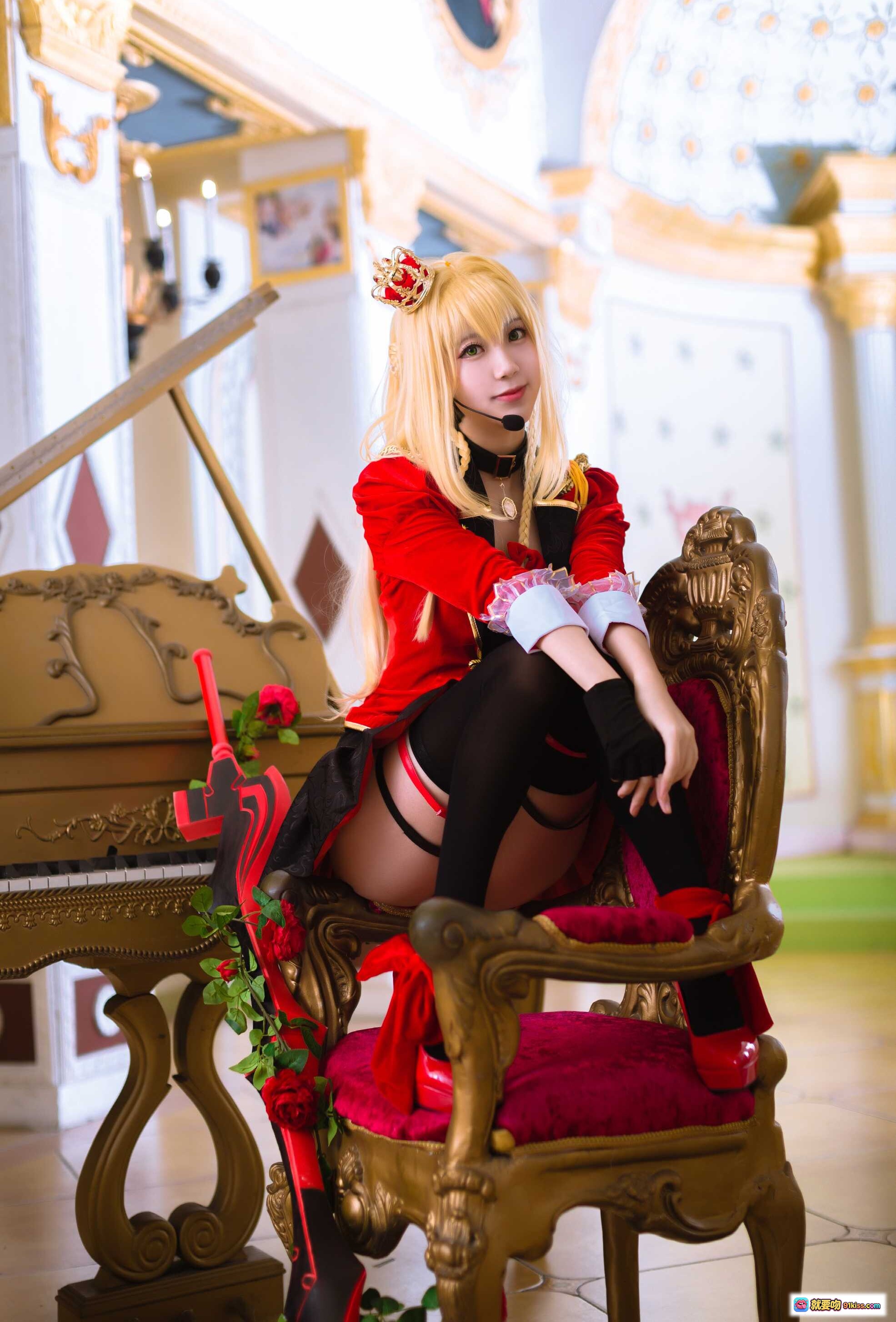 图片[6] - 黑川NO.018尼禄写真本116P265MB｜金发红带少女校园风Cosplay｜白色T恤红色短裤运动鞋｜教室长椅坐姿写真｜世界地图背景 locker储物柜场景 - 就要吻