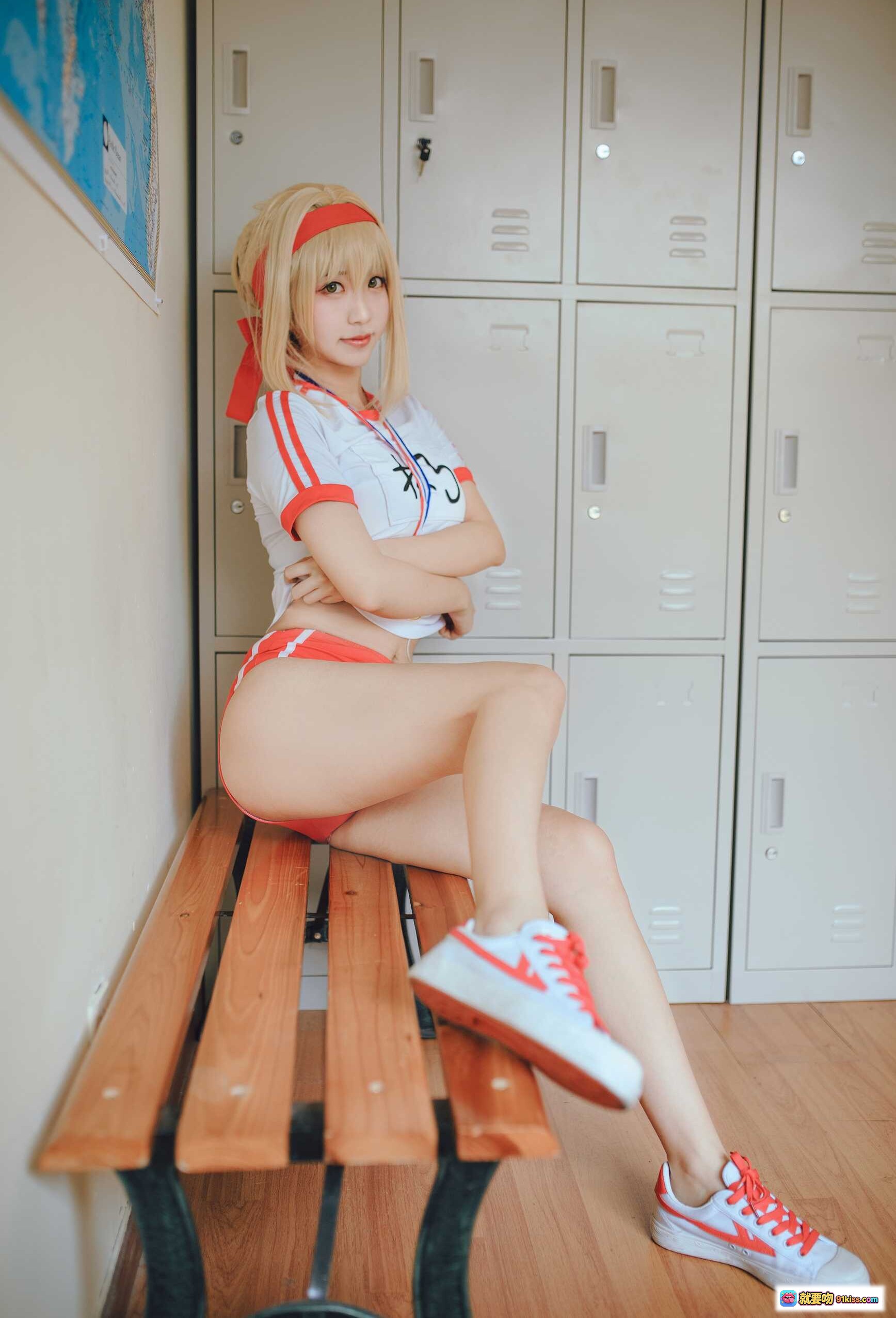 图片[5] - 黑川NO.018尼禄写真本116P265MB｜金发红带少女校园风Cosplay｜白色T恤红色短裤运动鞋｜教室长椅坐姿写真｜世界地图背景 locker储物柜场景 - 就要吻