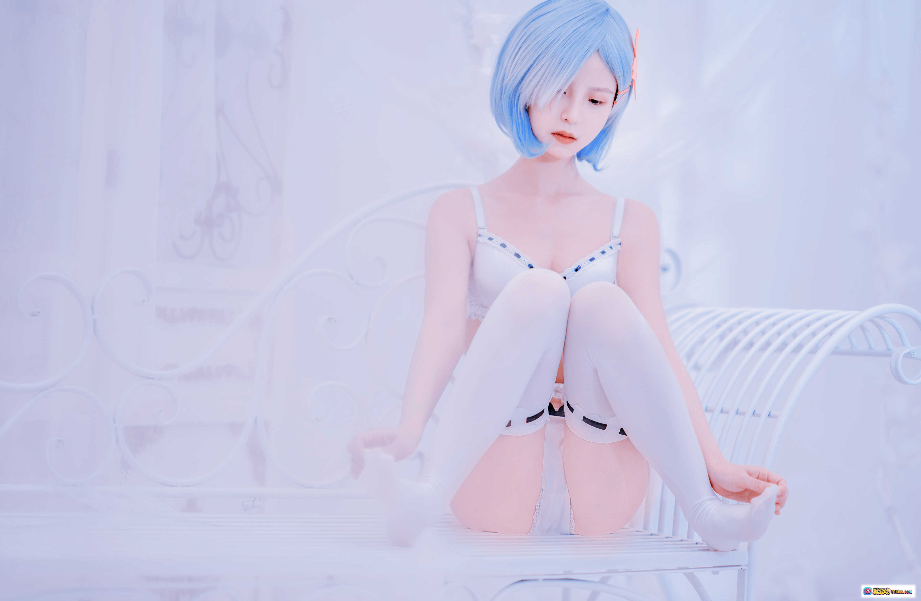 图片[1] - 晕崽Zz NO.002 蕾姆 Cosplay 白色蕾丝内衣 蓝发少女 坐姿写真 30P高清图集 120MB下载 - 就要吻