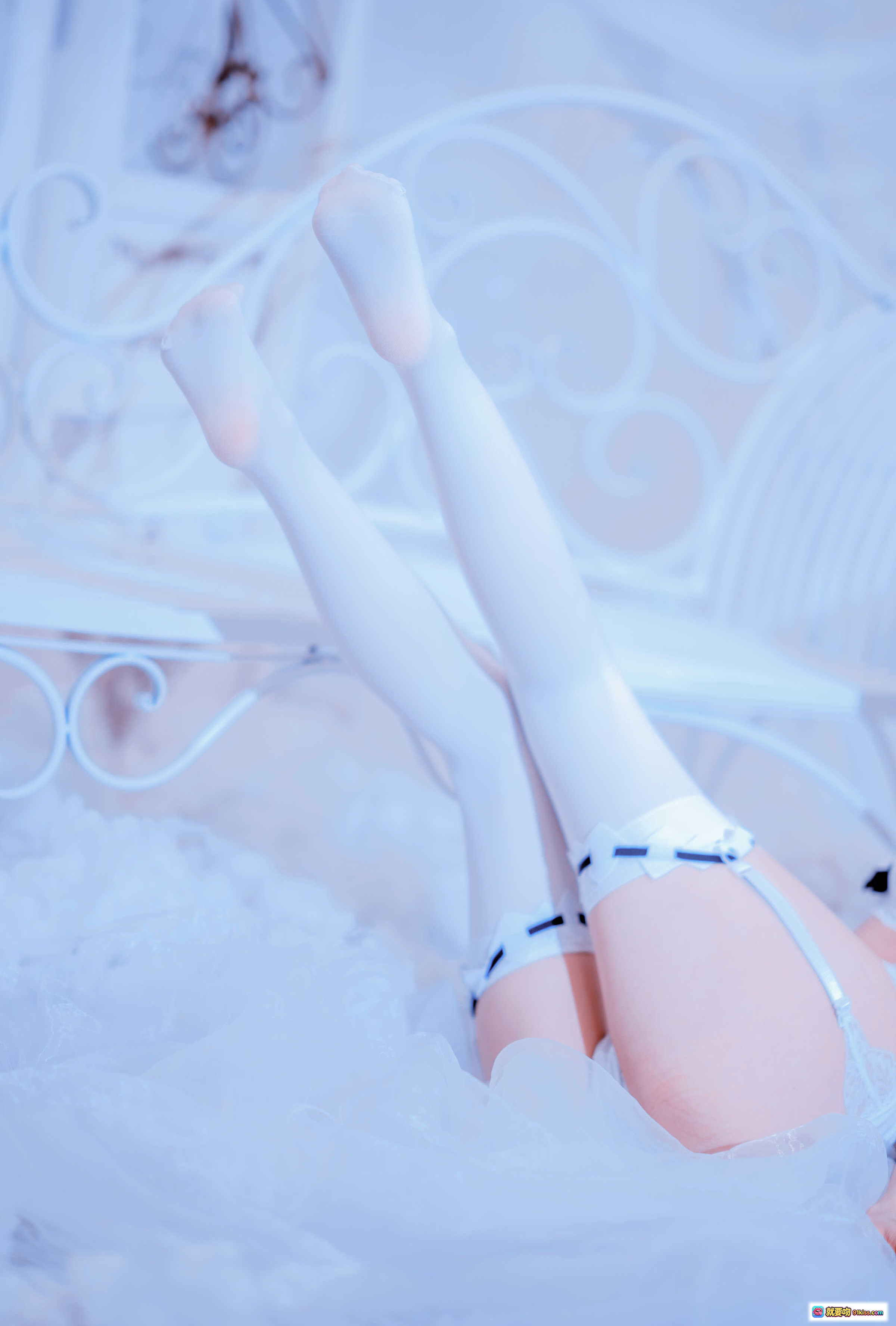 图片[8] - 晕崽Zz NO.002 蕾姆 Cosplay 白色蕾丝内衣 蓝发少女 坐姿写真 30P高清图集 120MB下载 - 就要吻