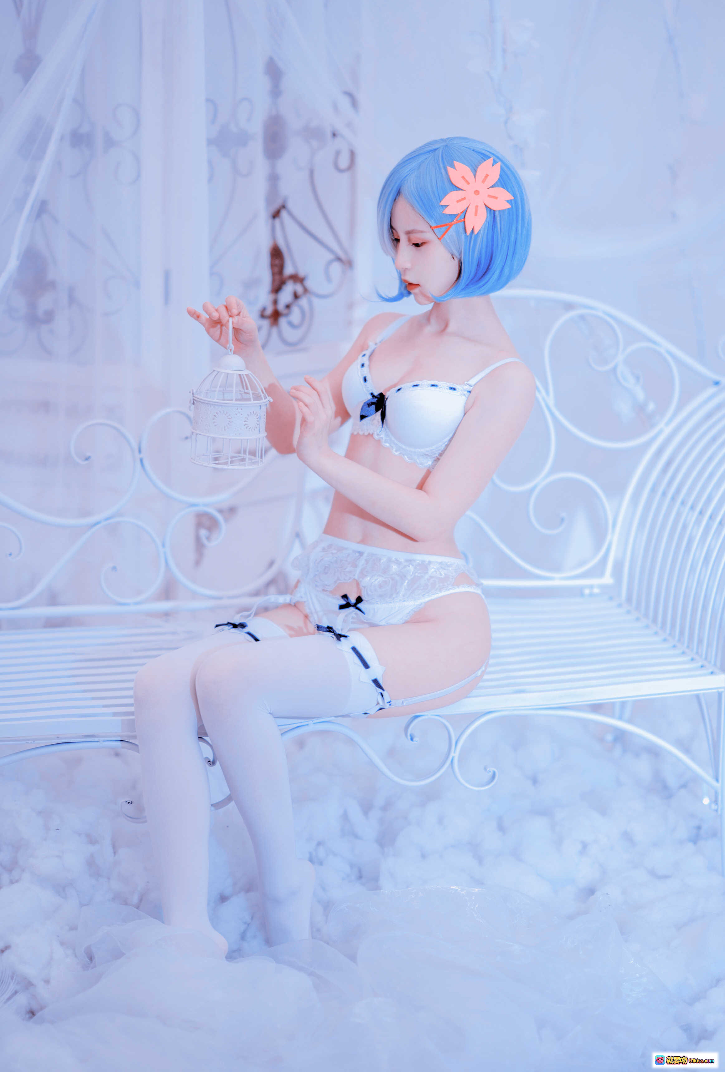 图片[10] - 晕崽Zz NO.002 蕾姆 Cosplay 白色蕾丝内衣 蓝发少女 坐姿写真 30P高清图集 120MB下载 - 就要吻