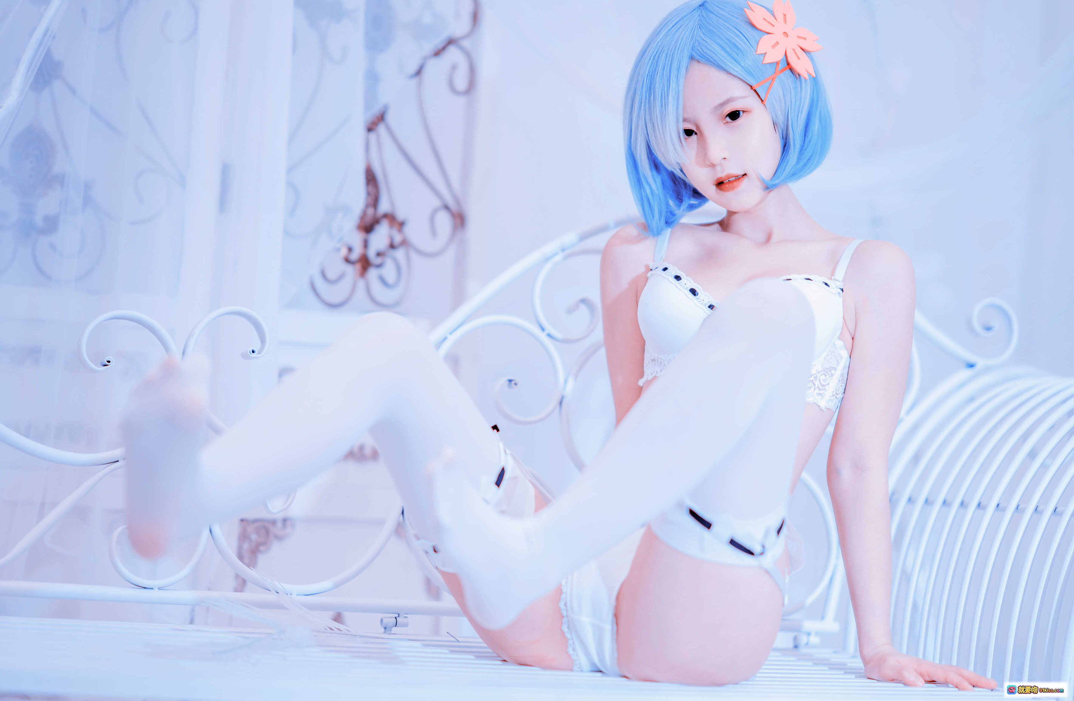 图片[9] - 晕崽Zz NO.002 蕾姆 Cosplay 白色蕾丝内衣 蓝发少女 坐姿写真 30P高清图集 120MB下载 - 就要吻