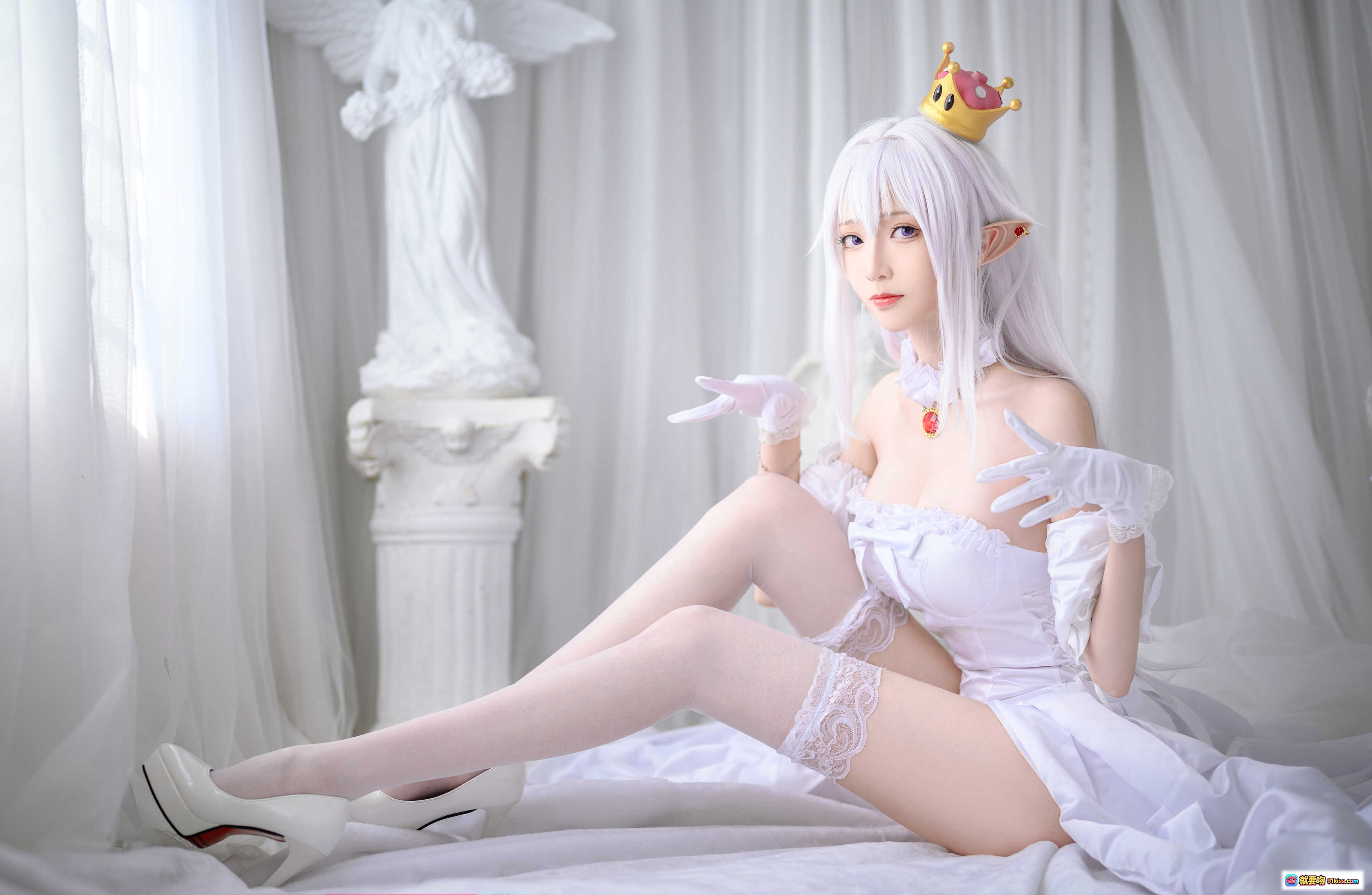 图片[8] - 青青子Js NO.018 幽灵姬 cosplay 白色洛丽塔裙装 精灵耳皇冠蕾丝袜高跟鞋天使雕像背景写真 - 就要吻