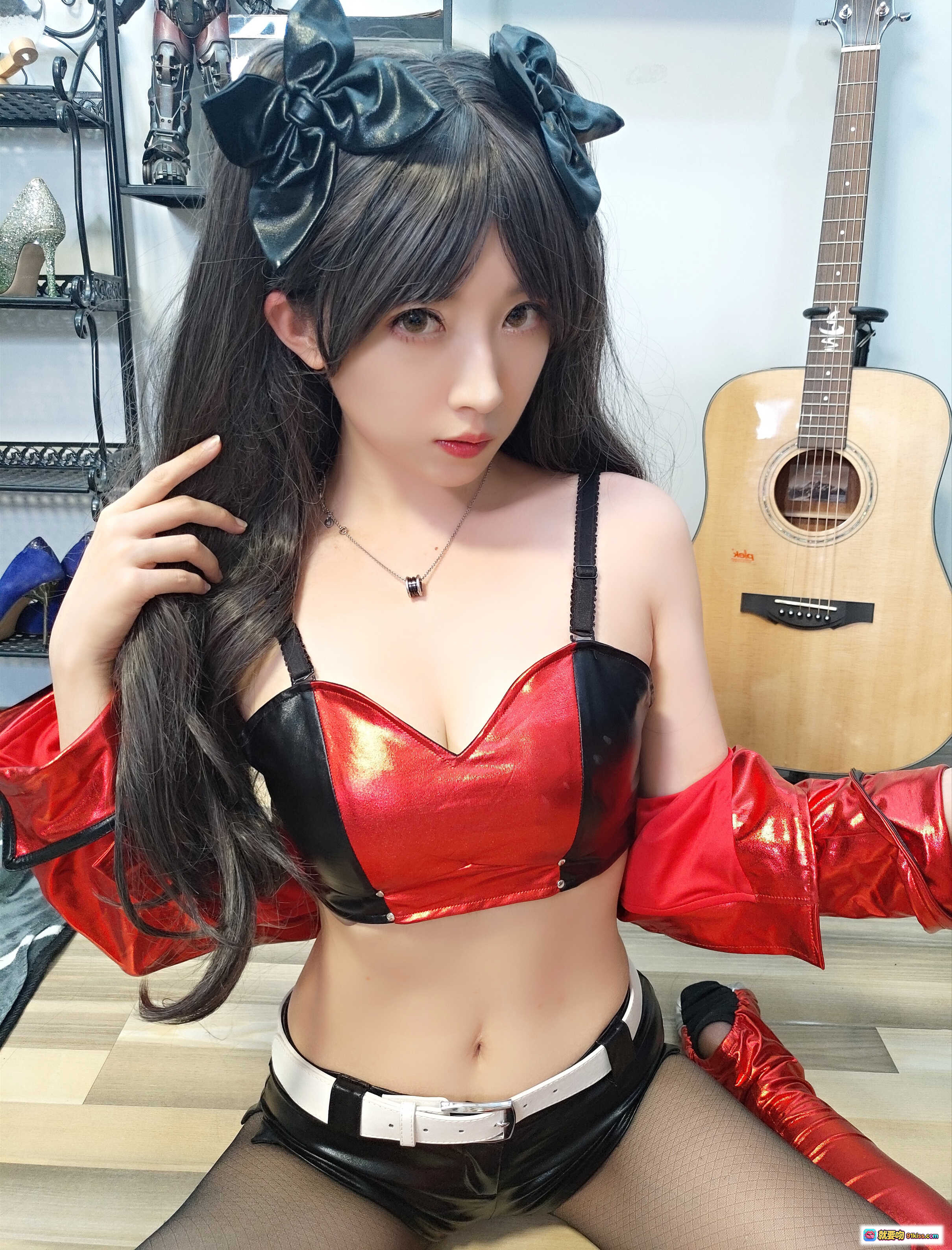图片[6] - 小女巫露娜NO.020远坂凛Cosplay写真｜红裙黑丝长发双马尾｜吉他背景居家美腿摄影 - 就要吻
