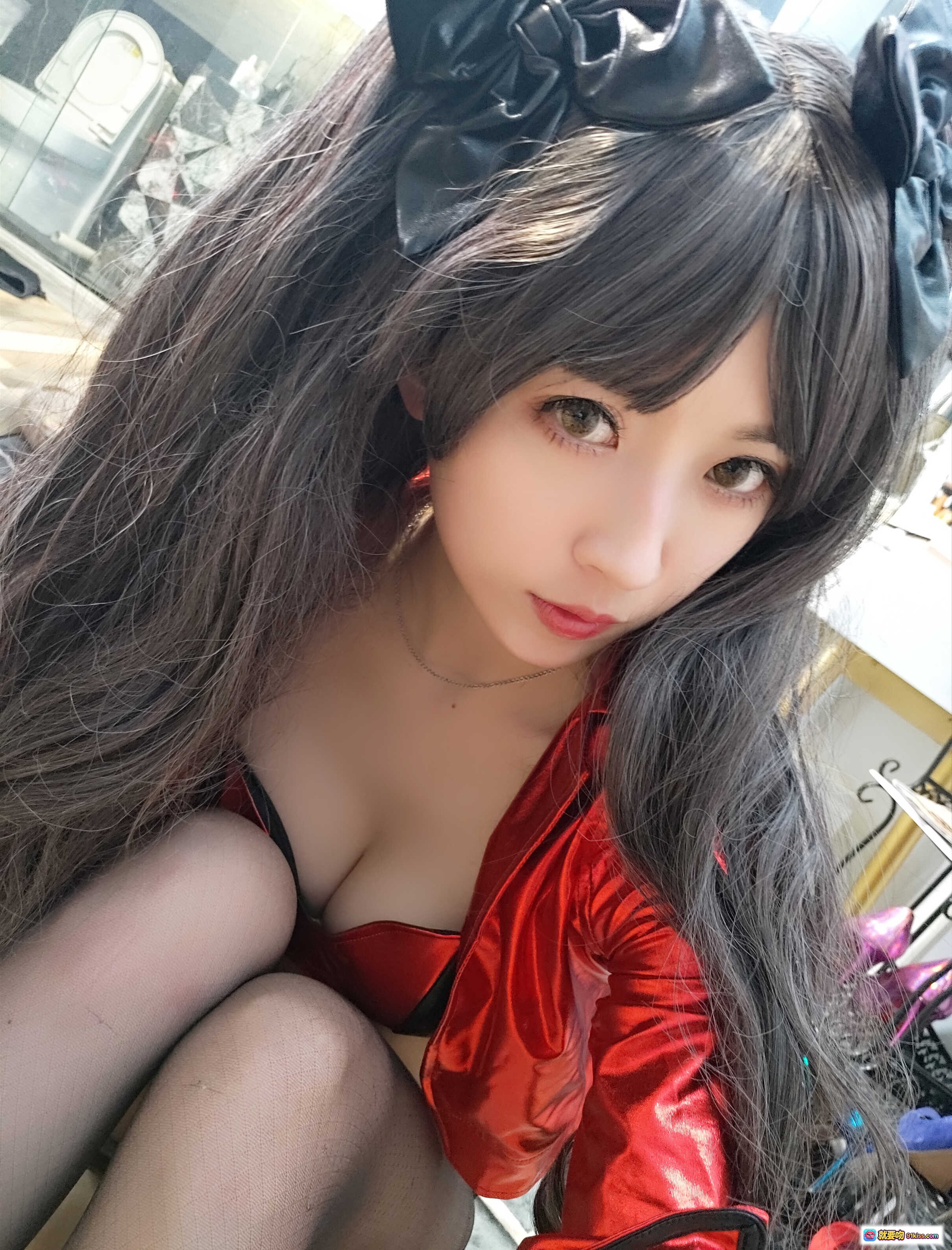图片[7] - 小女巫露娜NO.020远坂凛Cosplay写真｜红裙黑丝长发双马尾｜吉他背景居家美腿摄影 - 就要吻