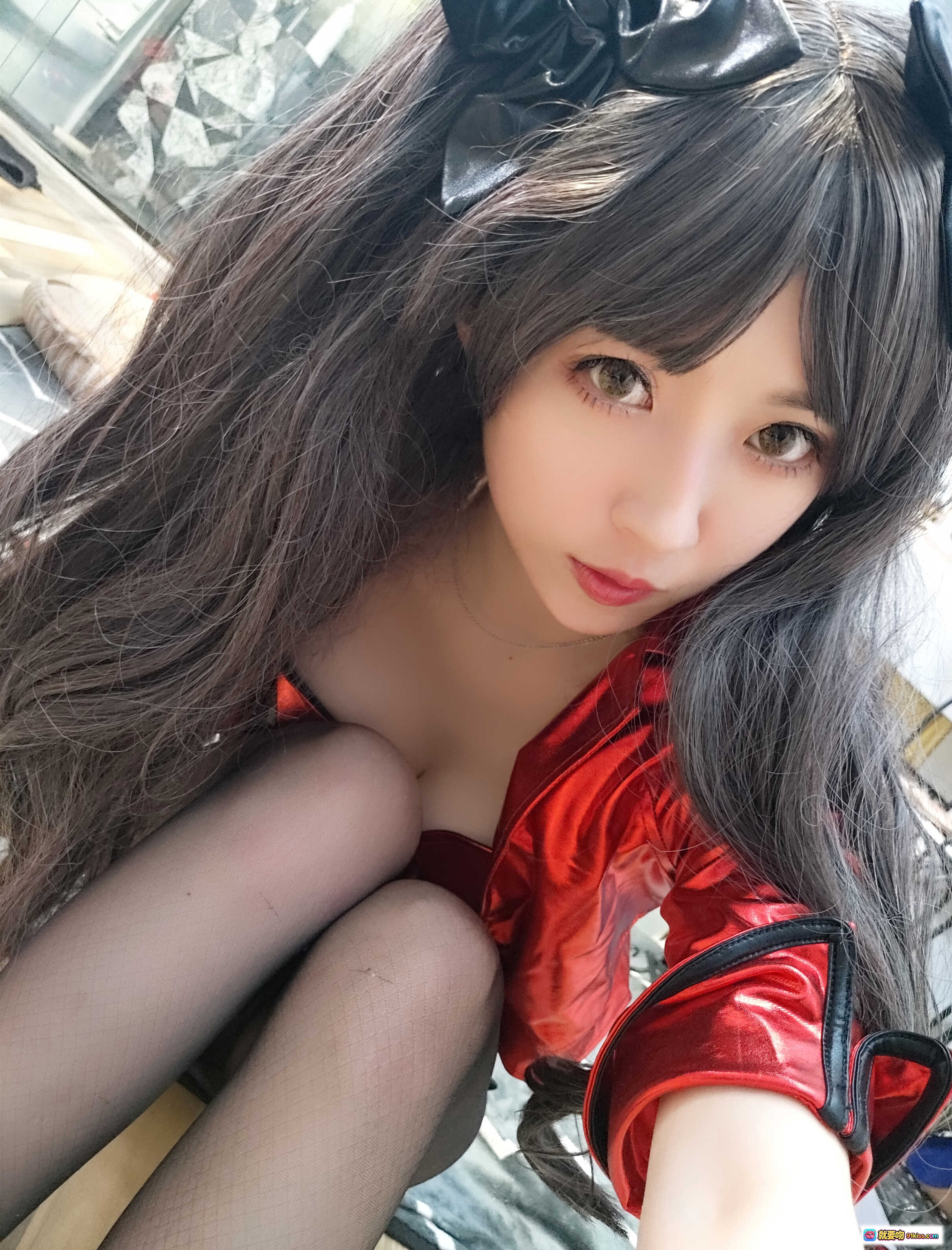 图片[8] - 小女巫露娜NO.020远坂凛Cosplay写真｜红裙黑丝长发双马尾｜吉他背景居家美腿摄影 - 就要吻