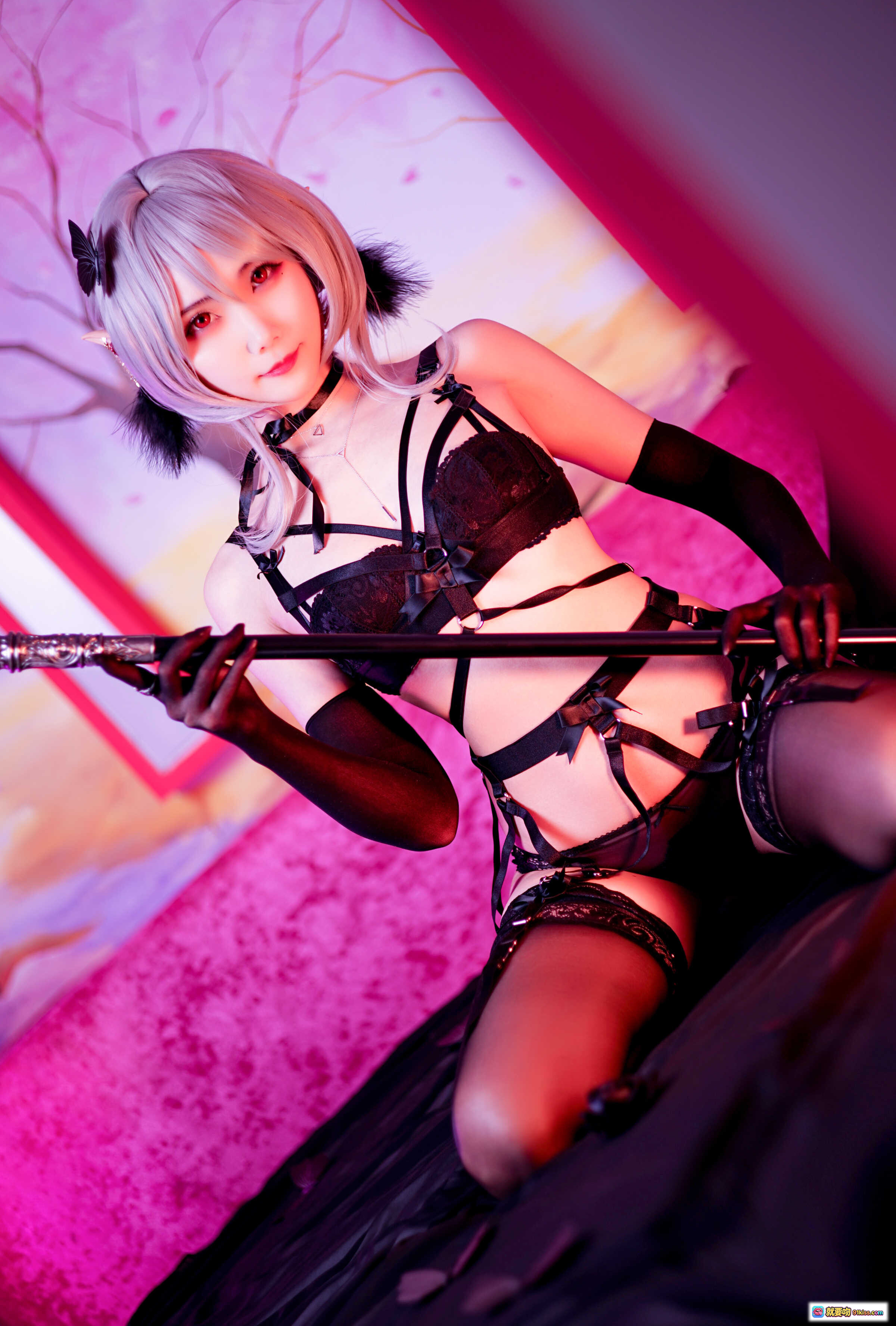 图片[2] - 曉美媽 NO.016 蝴蝶夫人 Cosplay 寫真 44P 462MB 銀髮黑絲蕾絲內衣 情趣造型 粉紫光影床拍 - 就要吻