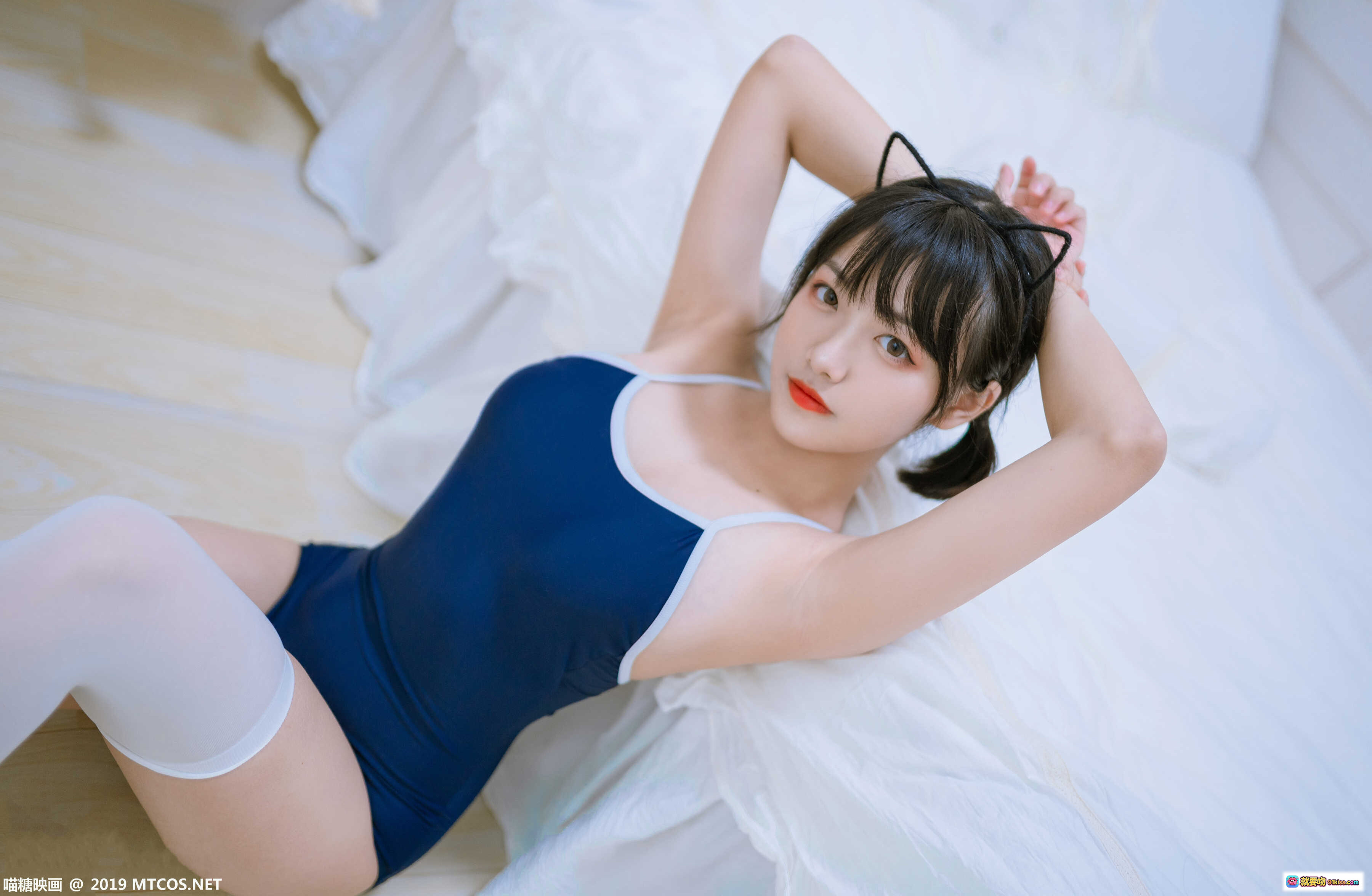 图片[8] - lovely呆玄NO.004死库水写真集｜蓝白泳衣+白色长袜+猫耳发饰｜甜美少女床照39P高清图 - 就要吻