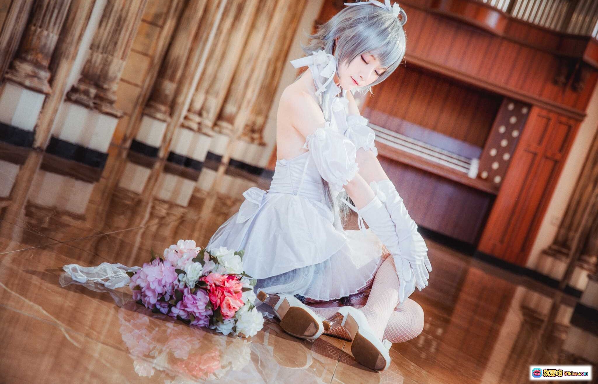 洛天依花嫁cosplay写真｜yui金鱼NO.008｜白色婚纱裙+银发少女+教堂场景+花束点缀+精致洛丽塔风 - 就要吻