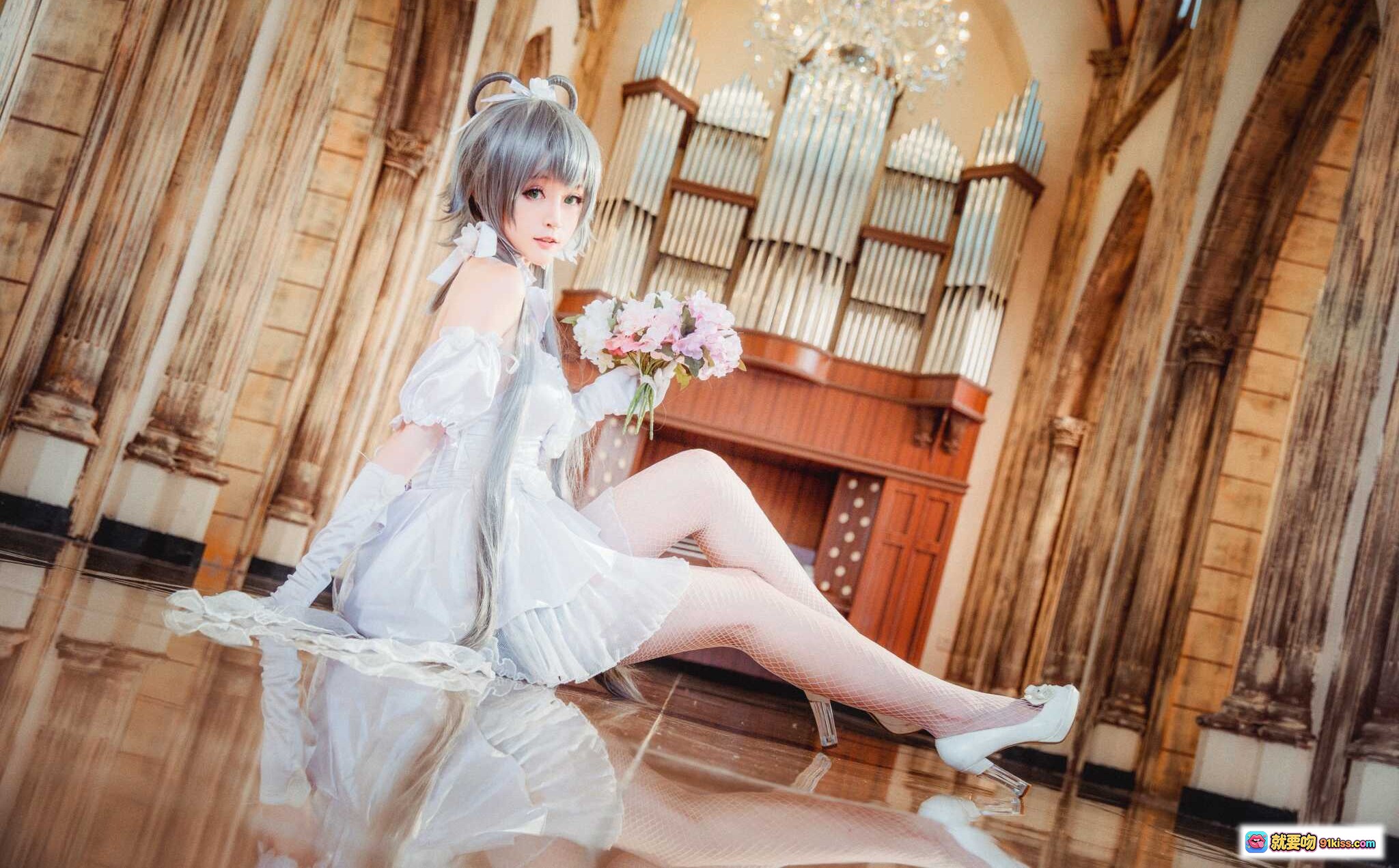 图片[5] - 洛天依花嫁cosplay写真｜yui金鱼NO.008｜白色婚纱裙+银发少女+教堂场景+花束点缀+精致洛丽塔风 - 就要吻