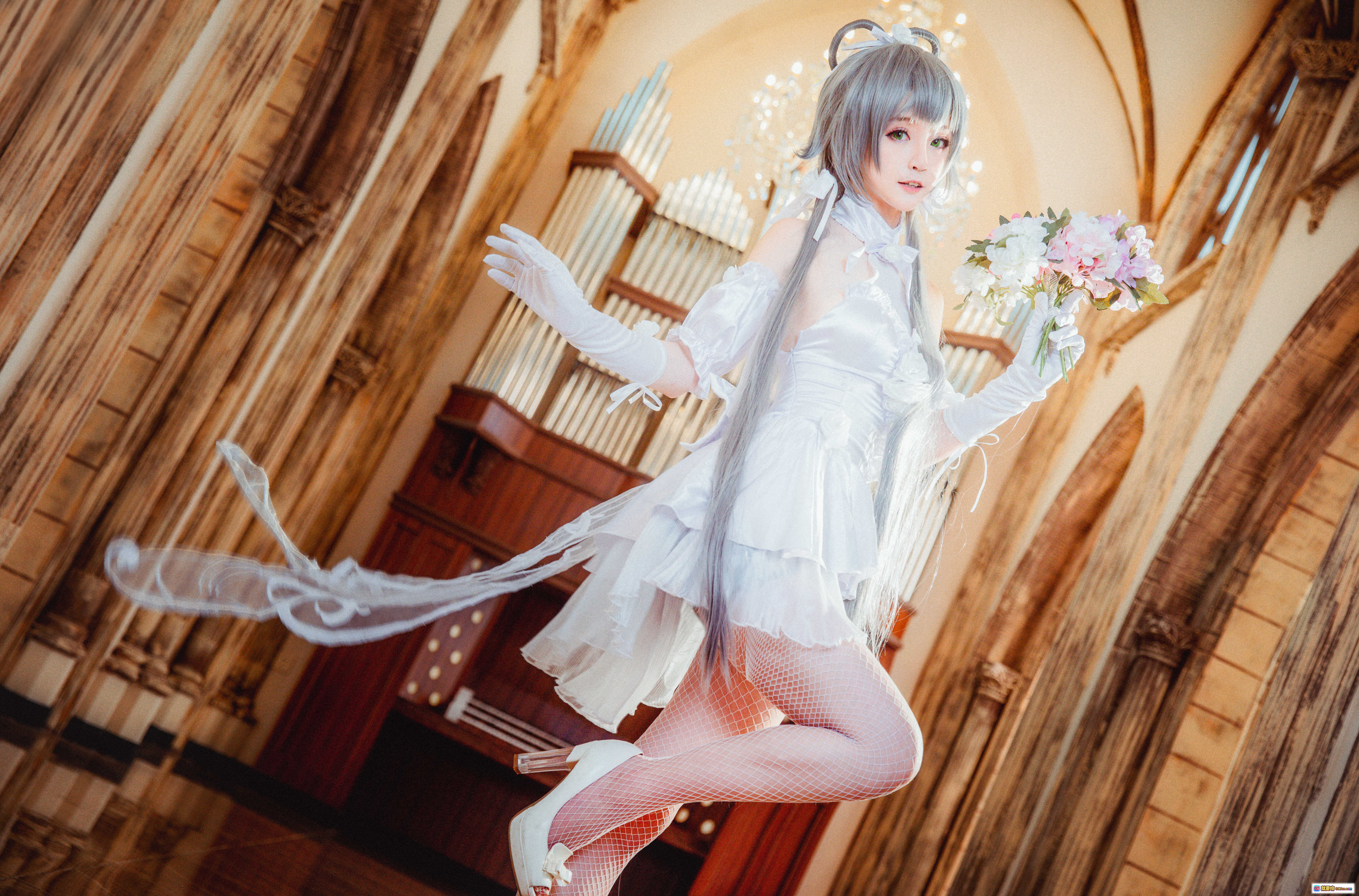 图片[9] - 洛天依花嫁cosplay写真｜yui金鱼NO.008｜白色婚纱裙+银发少女+教堂场景+花束点缀+精致洛丽塔风 - 就要吻
