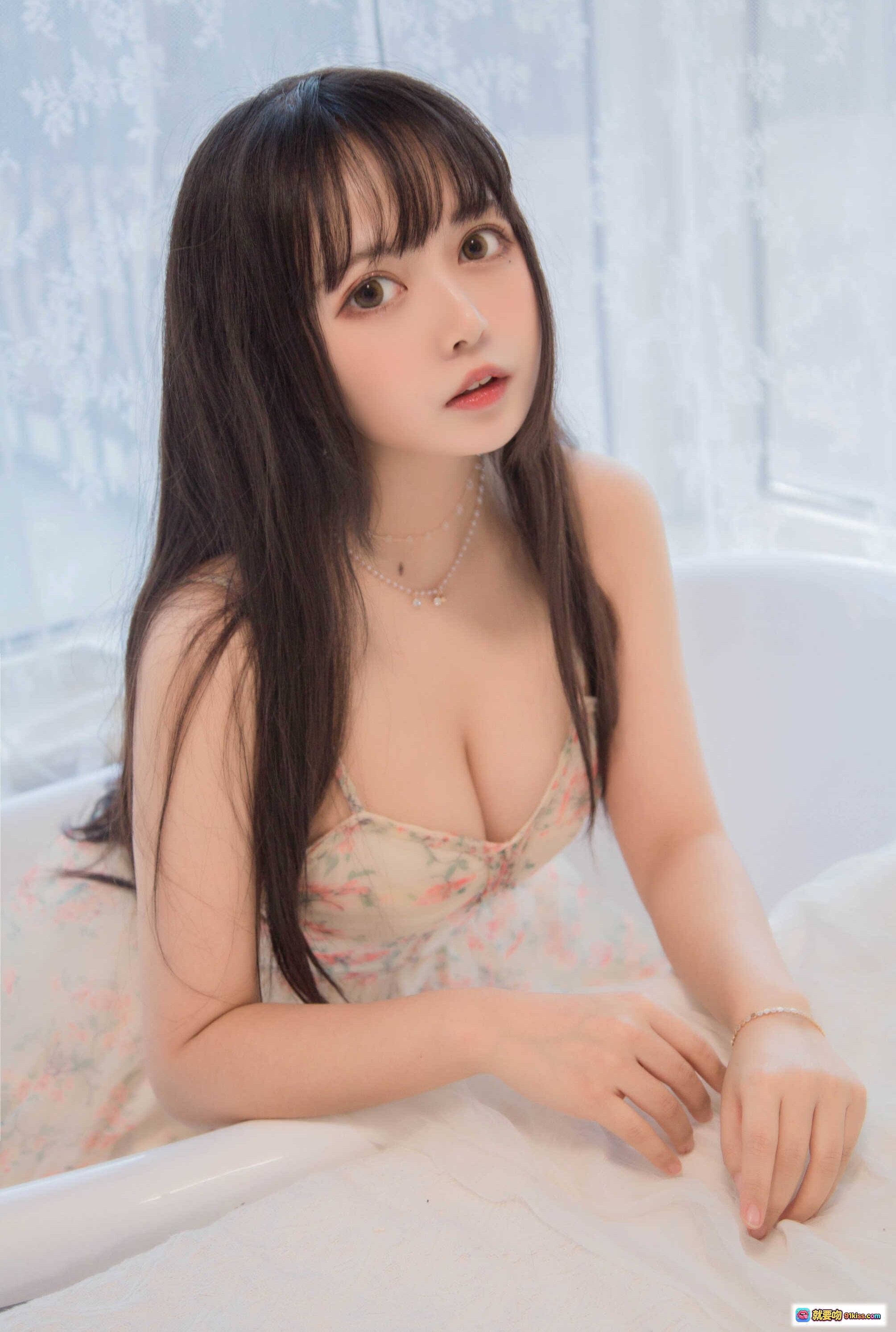 图片[7] - 黑猫猫OvO NO.001 甜美少女晨光写真｜粉色碎花裙+长发齐刘海+窗边柔光氛围感｜清新自然居家风美图 - 就要吻