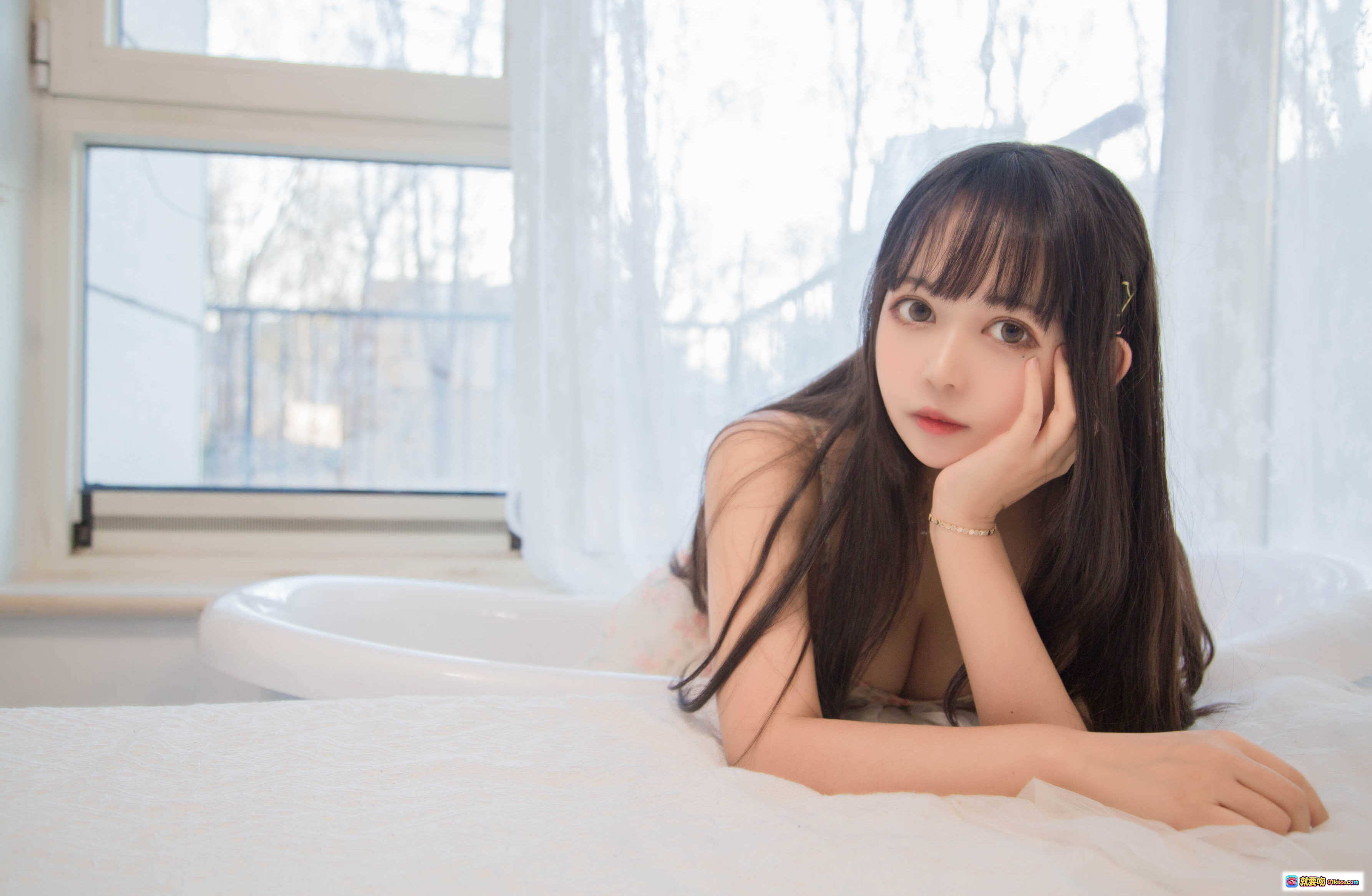 图片[9] - 黑猫猫OvO NO.001 甜美少女晨光写真｜粉色碎花裙+长发齐刘海+窗边柔光氛围感｜清新自然居家风美图 - 就要吻