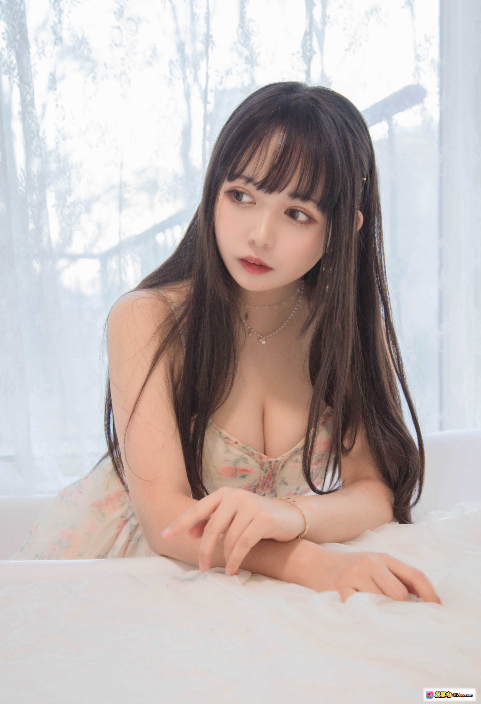 图片[2] - 黑猫猫OvO NO.001 甜美少女晨光写真｜粉色碎花裙+长发齐刘海+窗边柔光氛围感｜清新自然居家风美图 - 就要吻