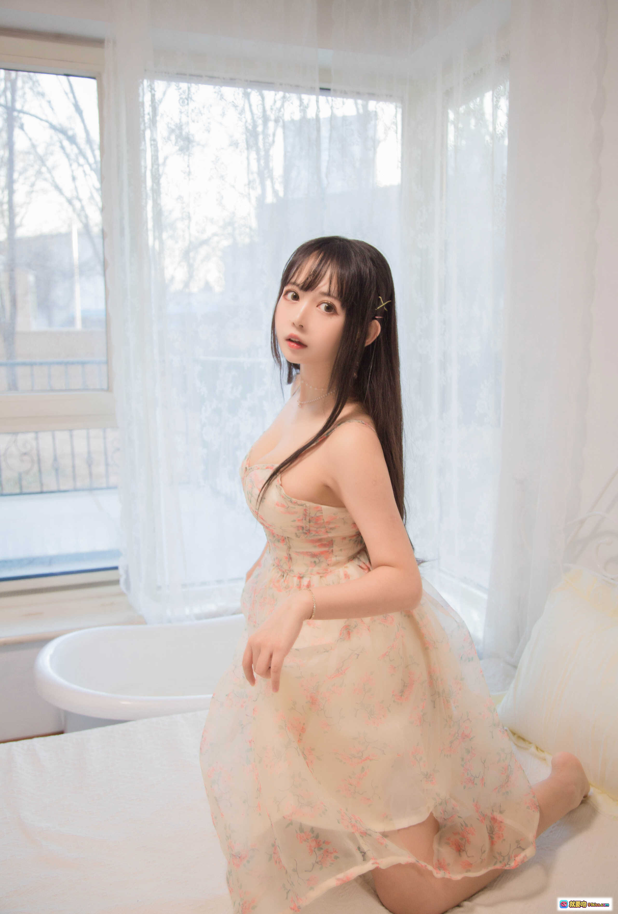 图片[5] - 黑猫猫OvO NO.001 甜美少女晨光写真｜粉色碎花裙+长发齐刘海+窗边柔光氛围感｜清新自然居家风美图 - 就要吻