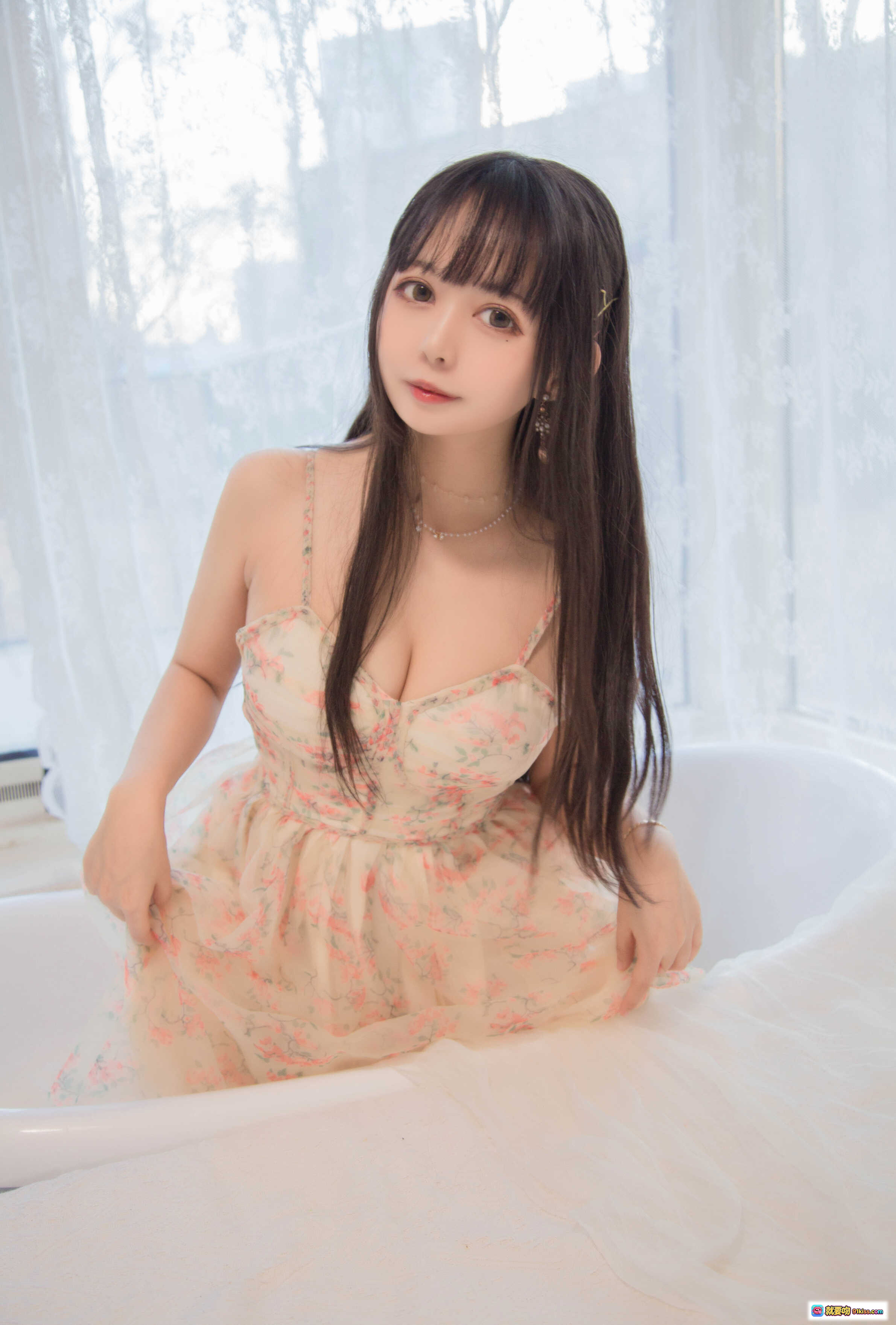 图片[8] - 黑猫猫OvO NO.001 甜美少女晨光写真｜粉色碎花裙+长发齐刘海+窗边柔光氛围感｜清新自然居家风美图 - 就要吻