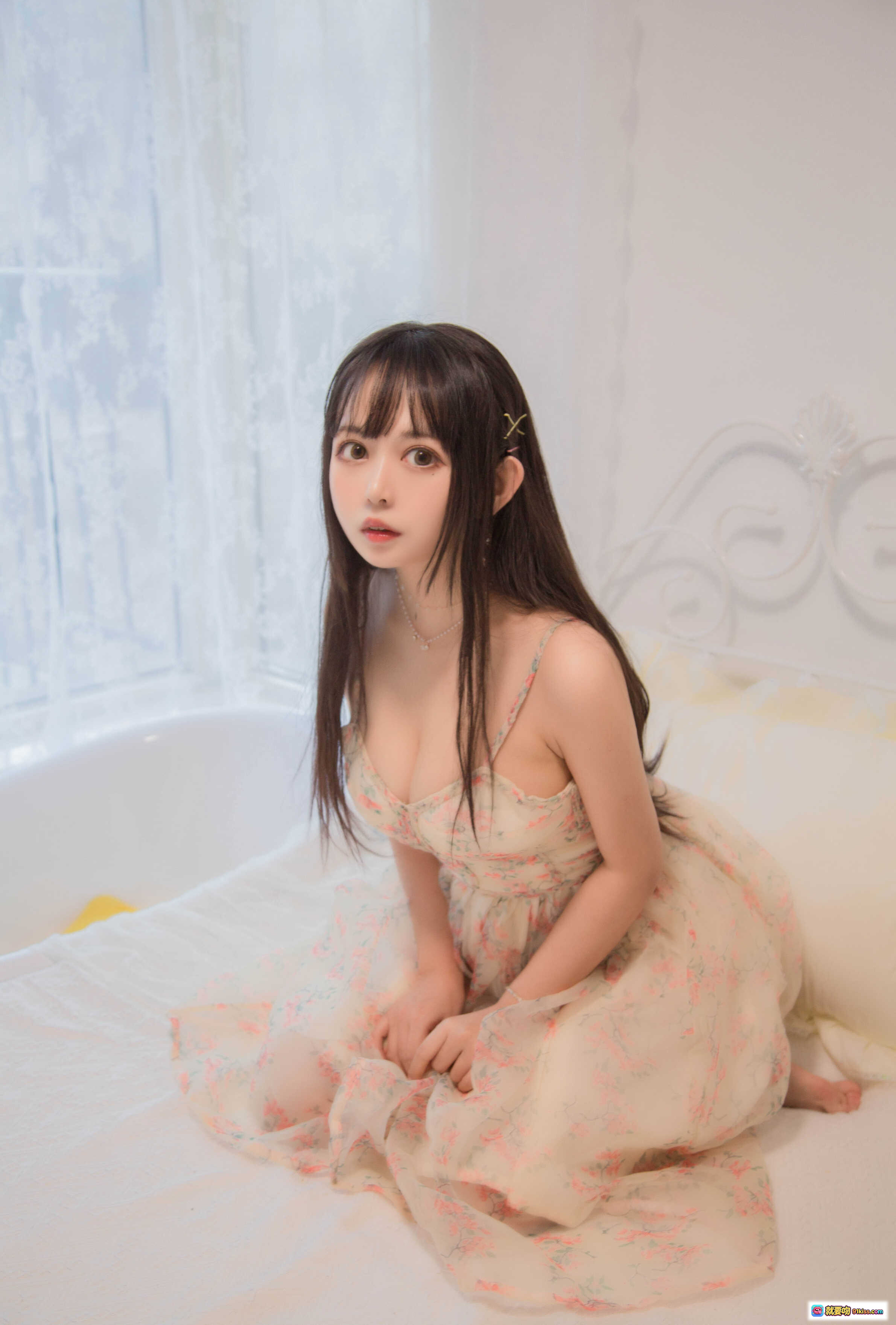 图片[3] - 黑猫猫OvO NO.001 甜美少女晨光写真｜粉色碎花裙+长发齐刘海+窗边柔光氛围感｜清新自然居家风美图 - 就要吻