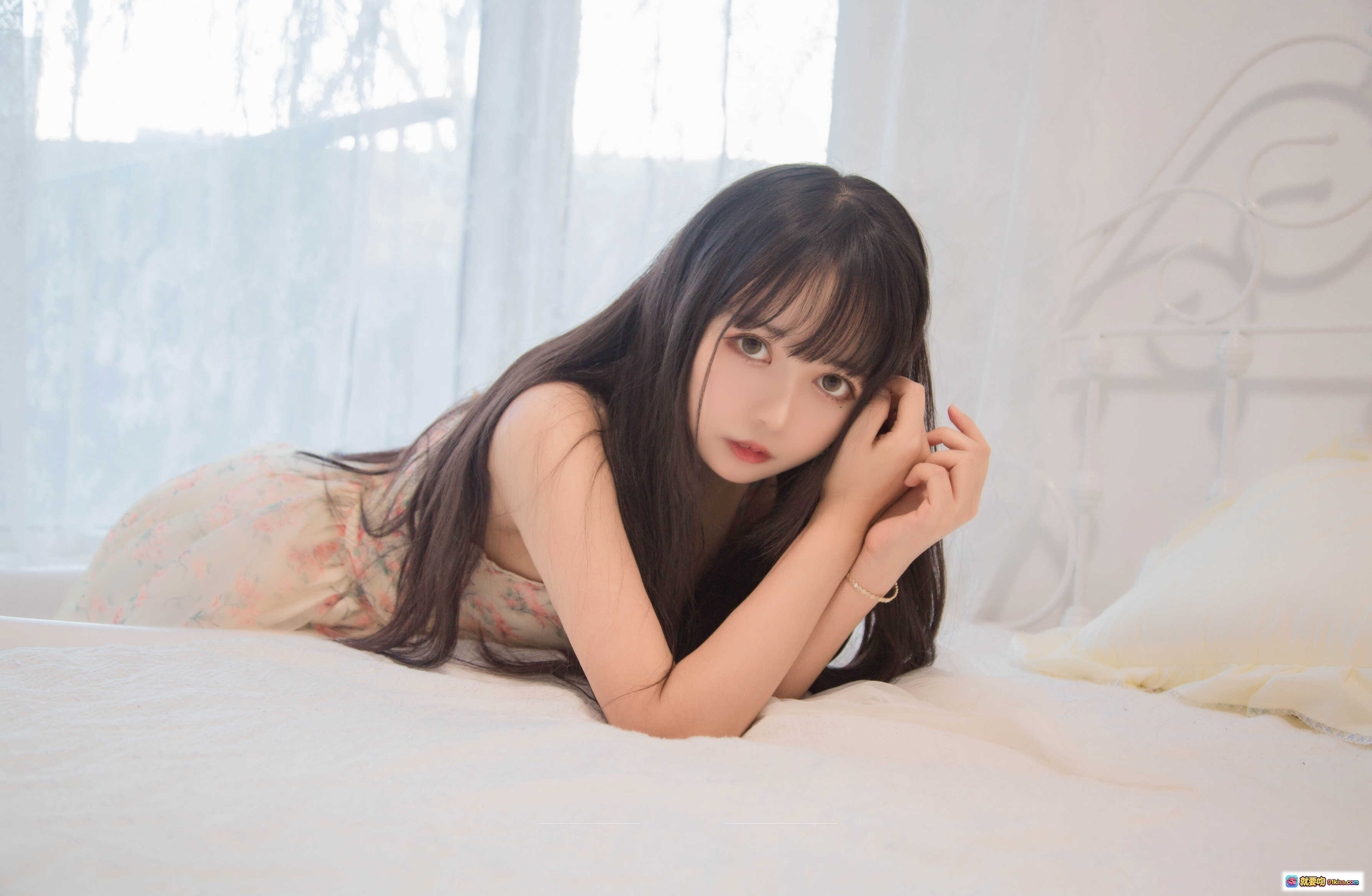 图片[10] - 黑猫猫OvO NO.001 甜美少女晨光写真｜粉色碎花裙+长发齐刘海+窗边柔光氛围感｜清新自然居家风美图 - 就要吻